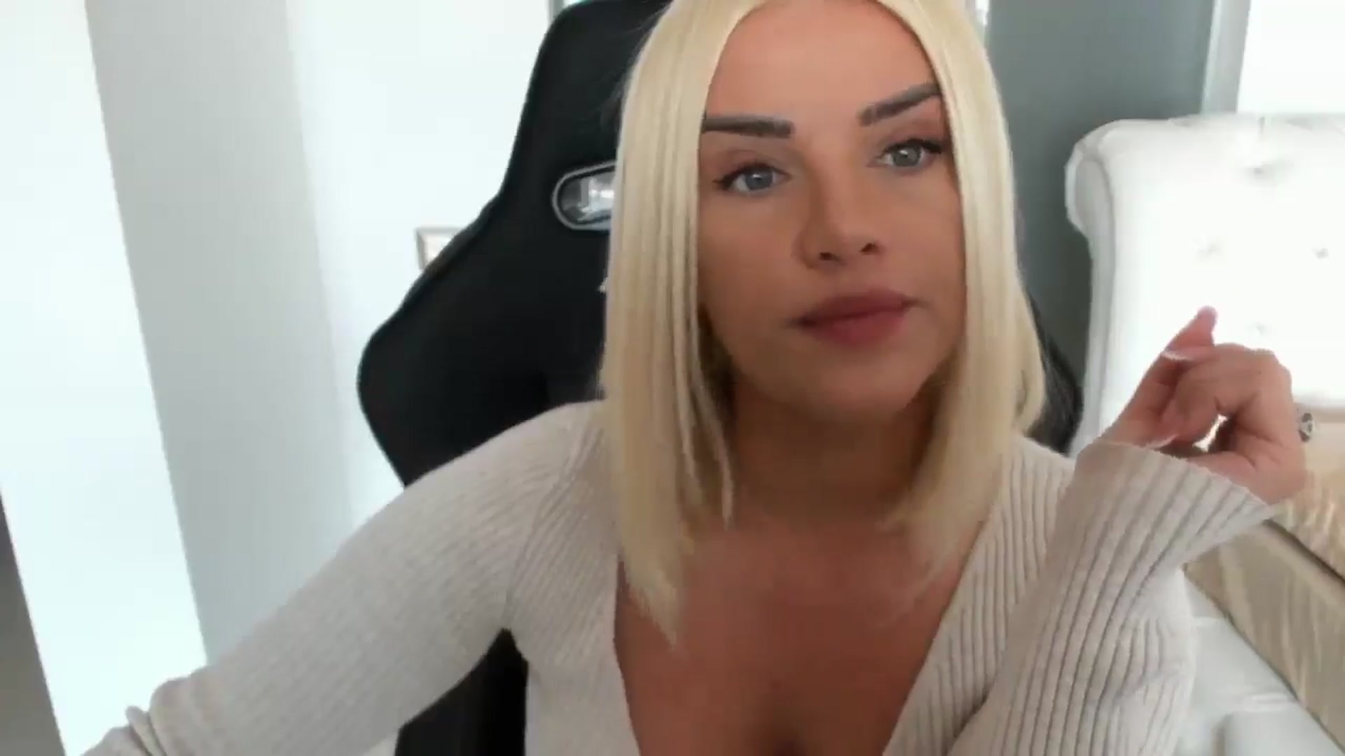 Gallery image thumbnail from Allesia_'s myfreecams stream on, 04/05/2025, 10:44 image 15 of 20