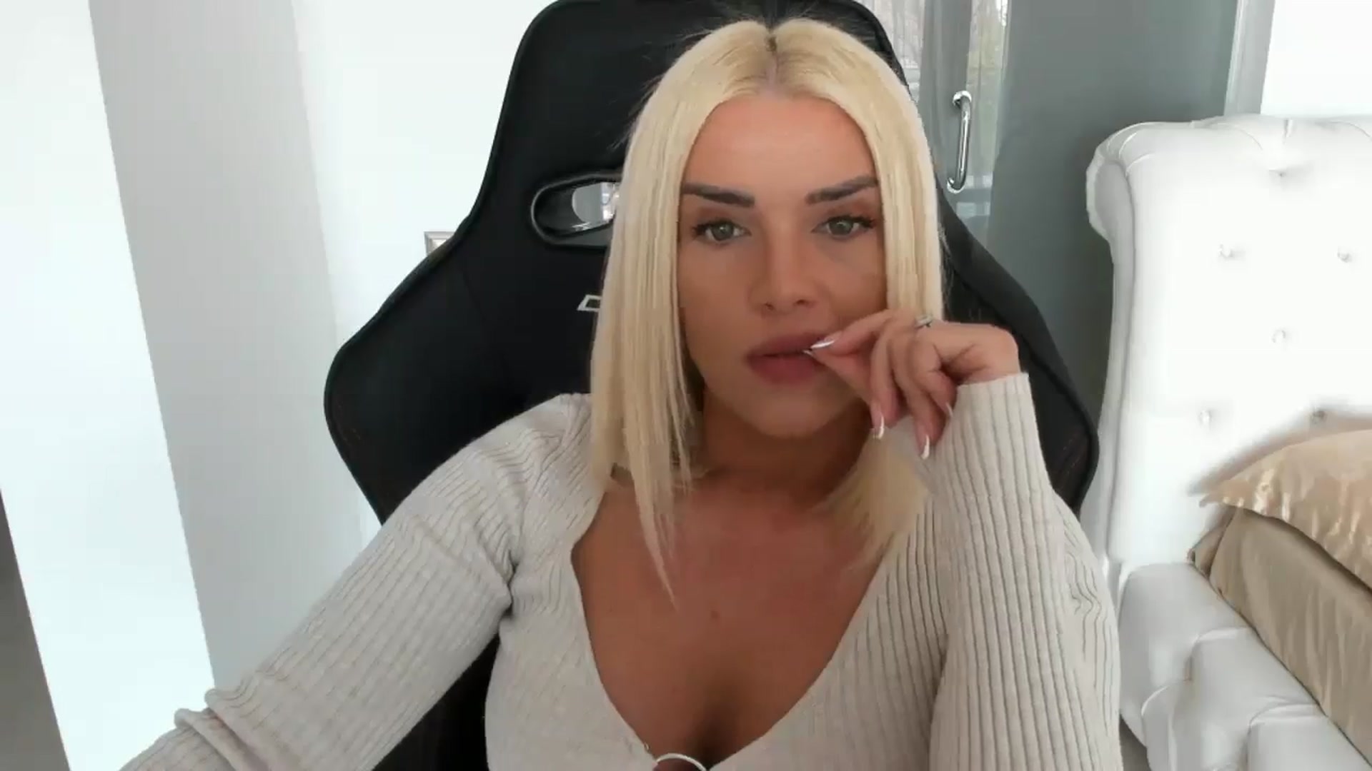 Gallery image thumbnail from Allesia_'s myfreecams stream on, 04/05/2025, 10:44 image 19 of 20
