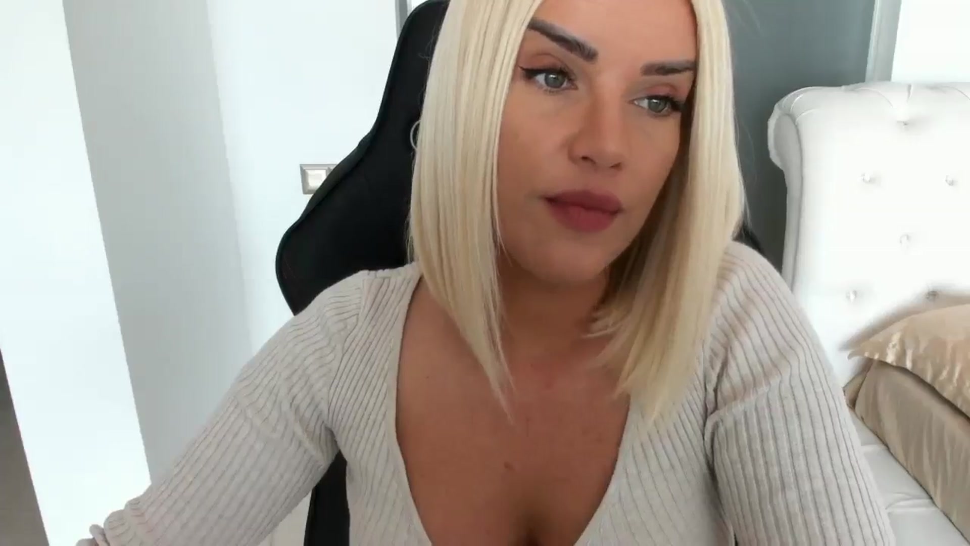 Gallery image thumbnail from Allesia_'s myfreecams stream on, 04/05/2025, 10:44 image 7 of 20