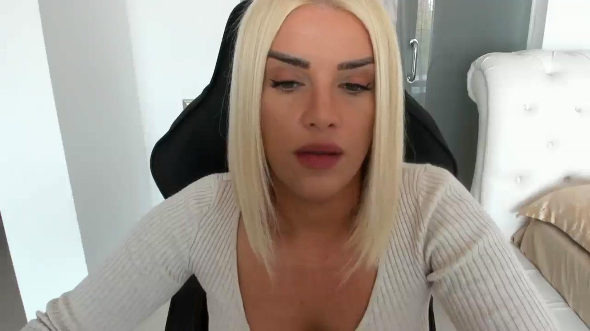 Gallery image thumbnail from Allesia_'s myfreecams stream on, 04/05/2025, 10:44 image 17 of 20