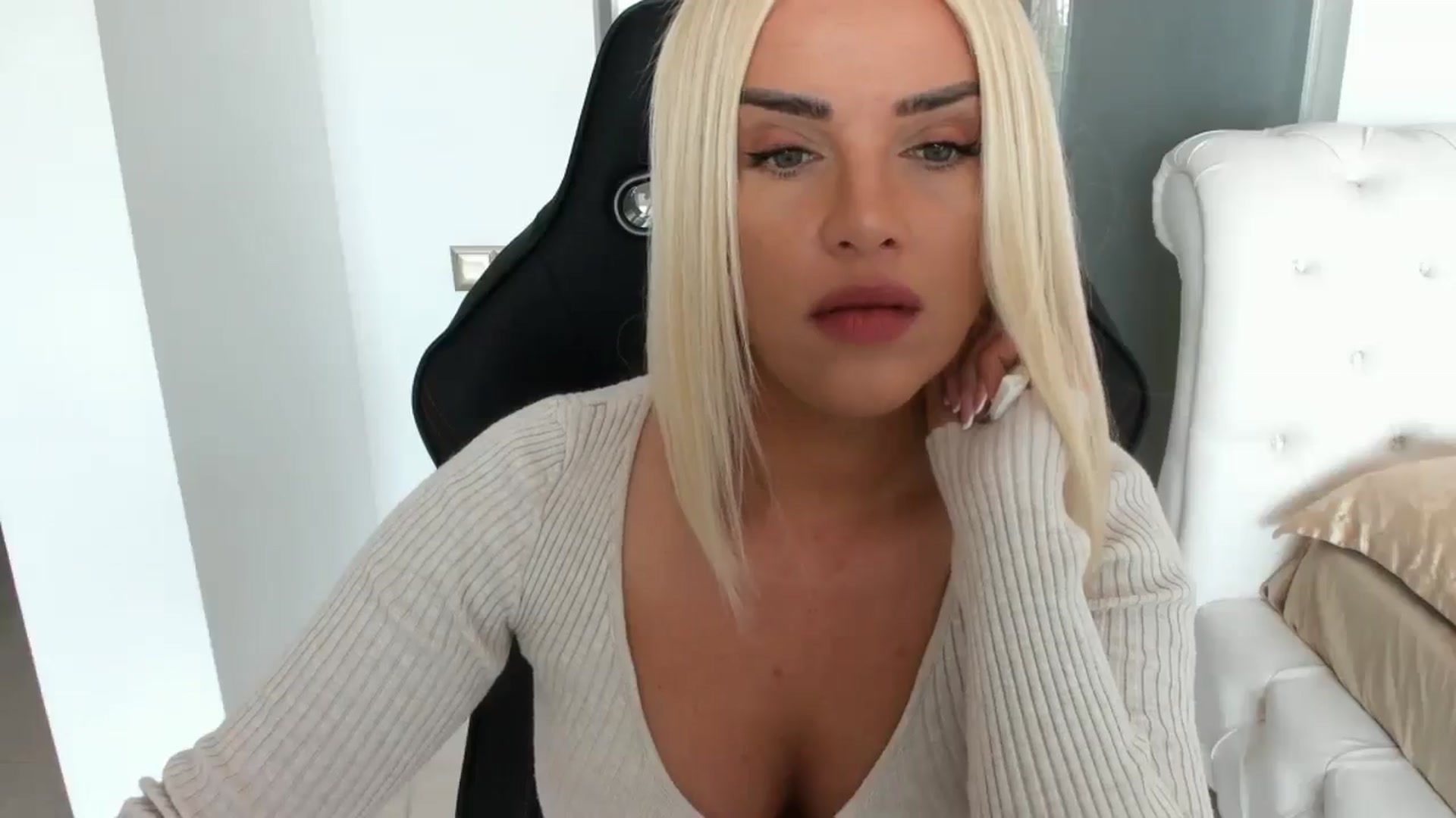 Gallery image thumbnail from Allesia_'s myfreecams stream on, 04/05/2025, 10:44 image 8 of 20