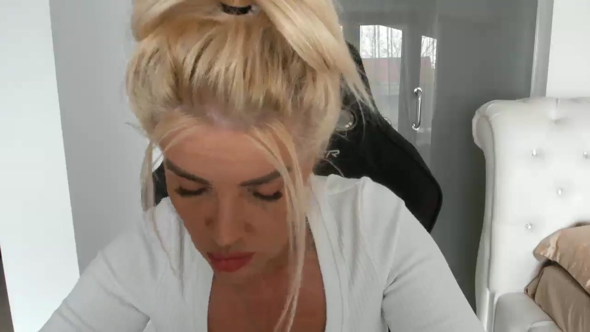 Gallery image thumbnail from Allesia_'s myfreecams stream on, 04/11/2025, 10:17 image 6 of 20