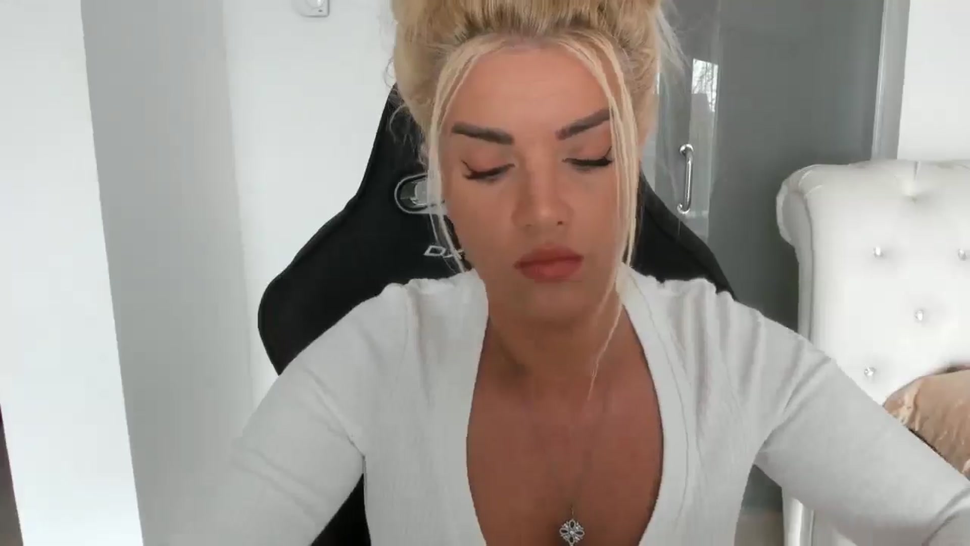 Gallery image thumbnail from Allesia_'s myfreecams stream on, 04/11/2025, 10:17 image 10 of 20