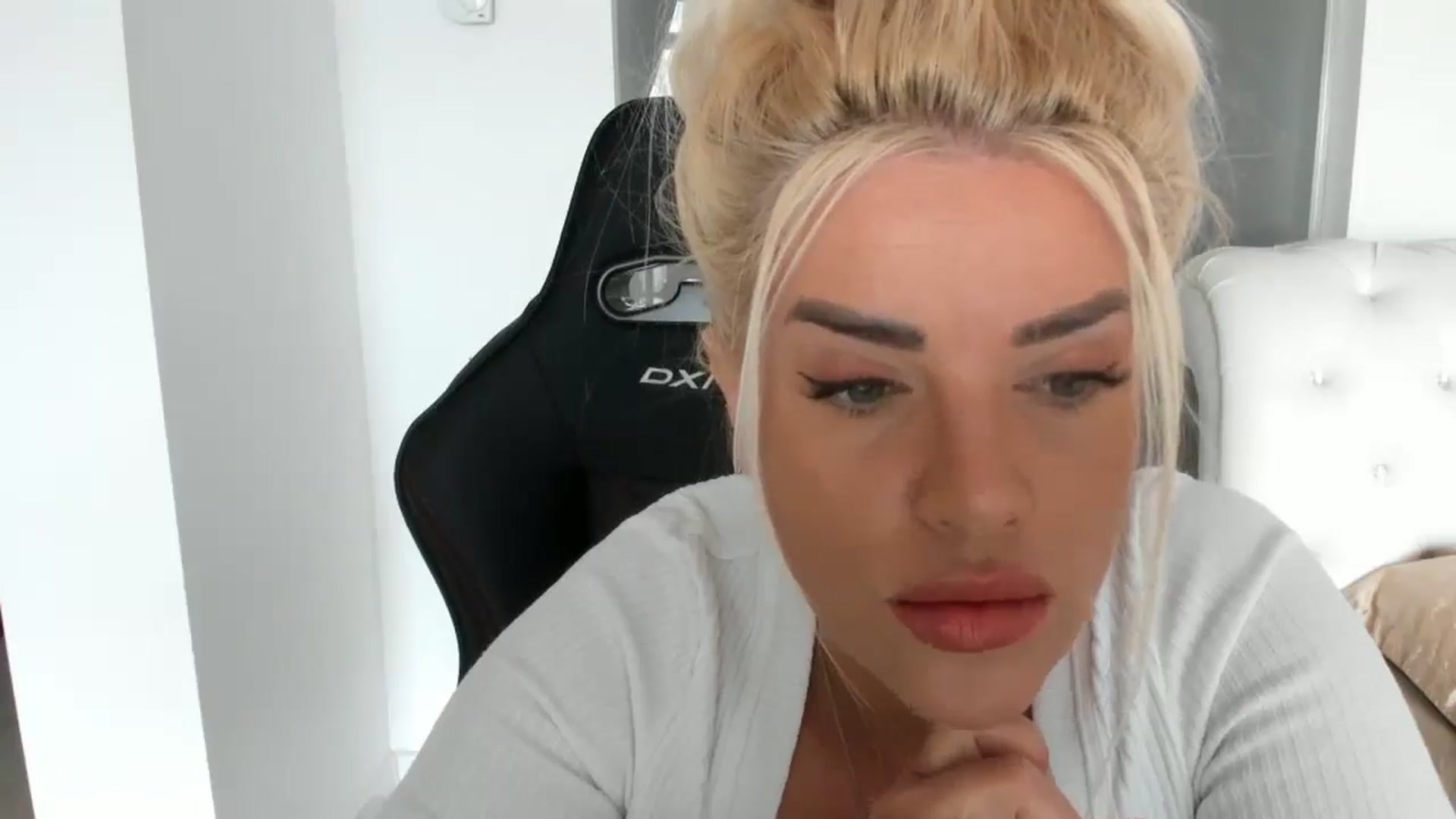 Gallery image thumbnail from Allesia_'s myfreecams stream on, 04/11/2025, 10:17 image 4 of 20