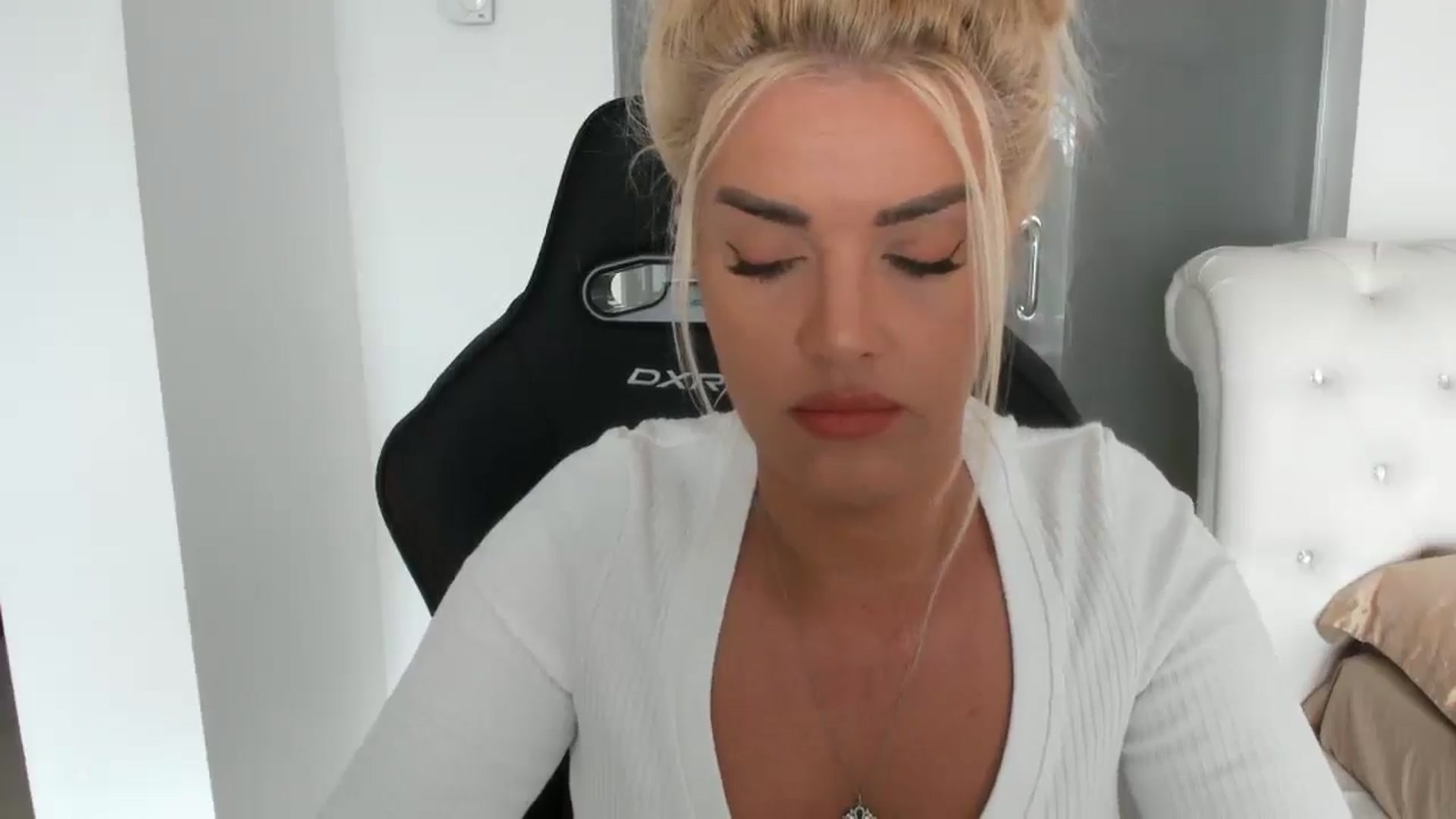 Gallery image thumbnail from Allesia_'s myfreecams stream on, 04/11/2025, 10:17 image 13 of 20