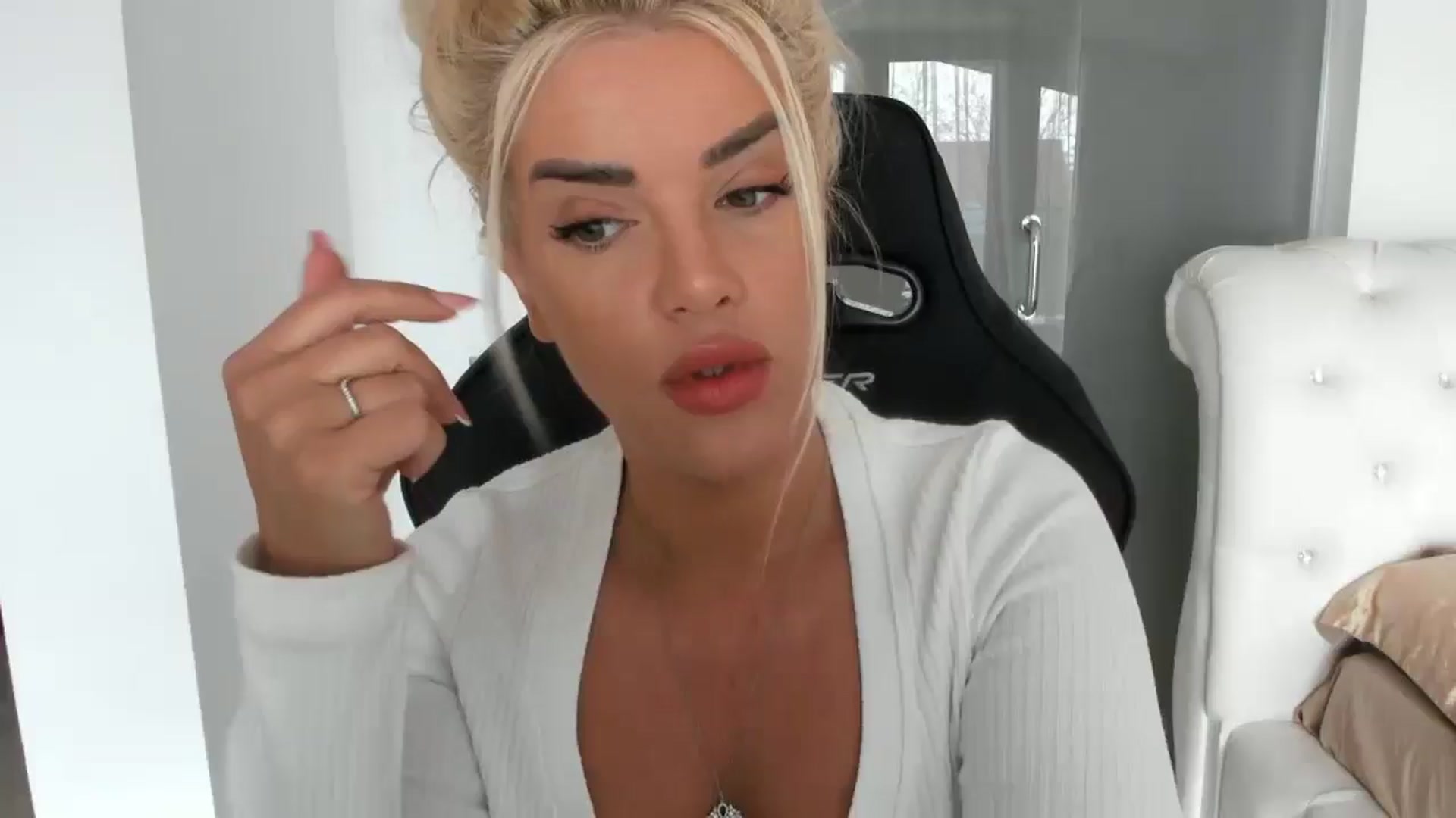 Gallery image thumbnail from Allesia_'s myfreecams stream on, 04/11/2025, 10:17 image 12 of 20