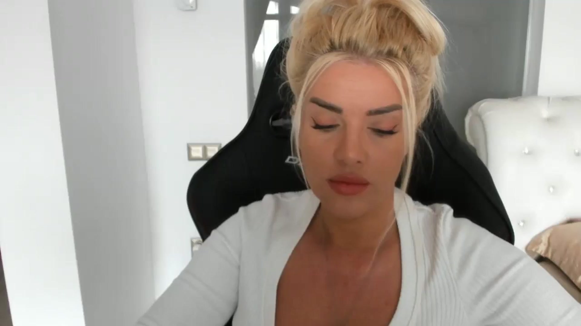 Gallery image thumbnail from Allesia_'s myfreecams stream on, 04/11/2025, 10:17 image 2 of 20