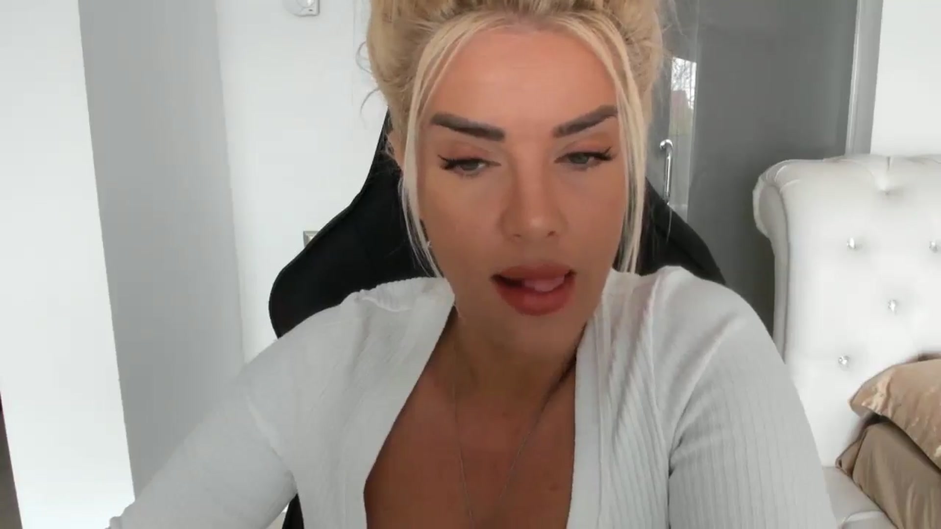 Gallery image thumbnail from Allesia_'s myfreecams stream on, 04/11/2025, 10:17 image 3 of 20