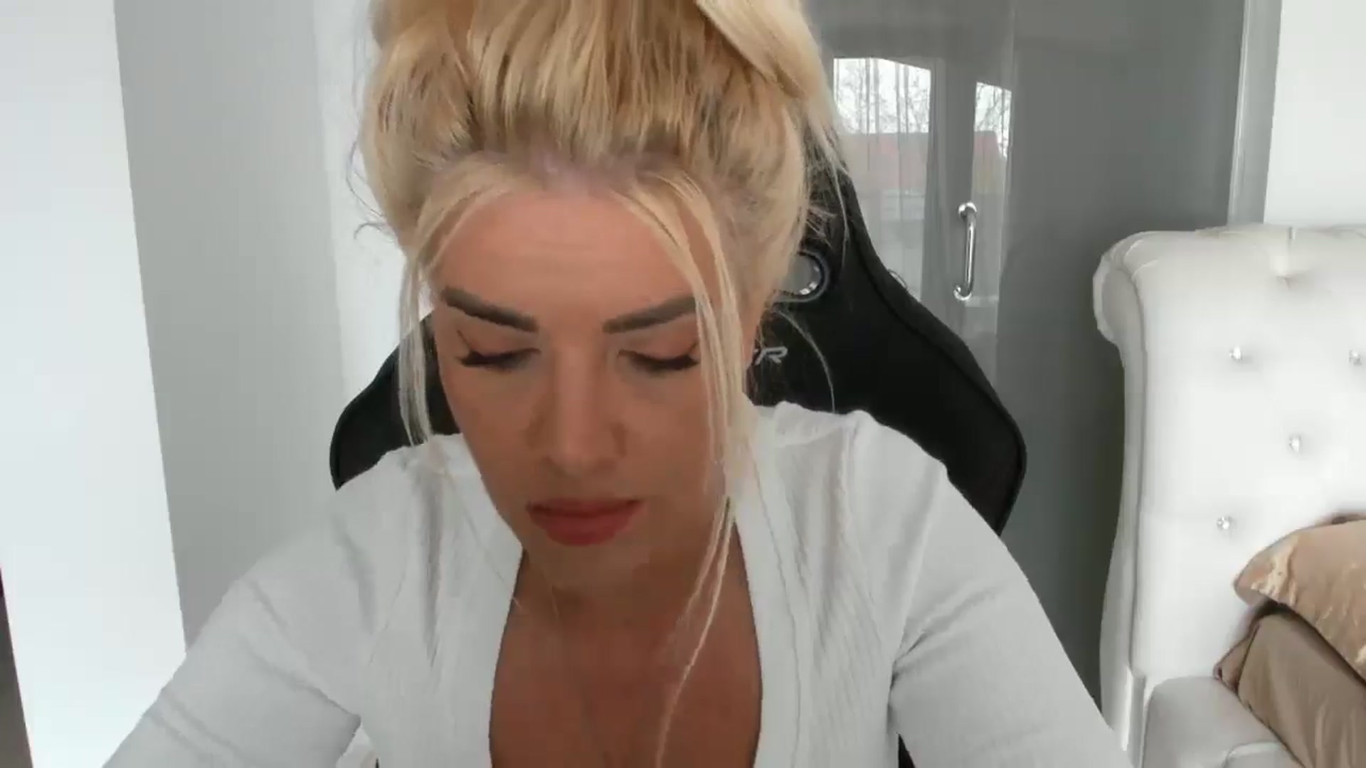 Gallery image thumbnail from Allesia_'s myfreecams stream on, 04/11/2025, 10:17 image 7 of 20
