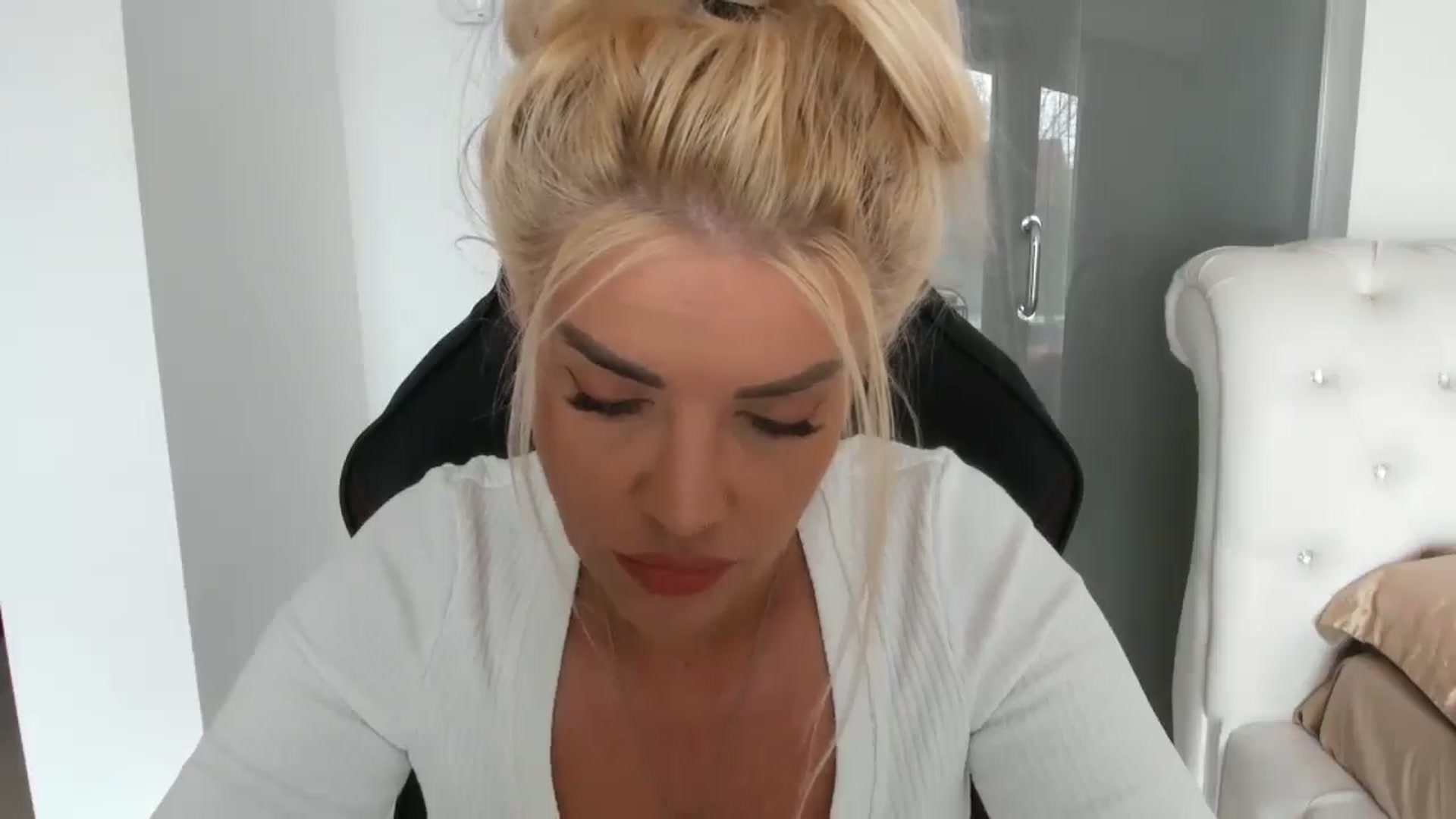 Gallery image thumbnail from Allesia_'s myfreecams stream on, 04/11/2025, 10:17 image 14 of 20