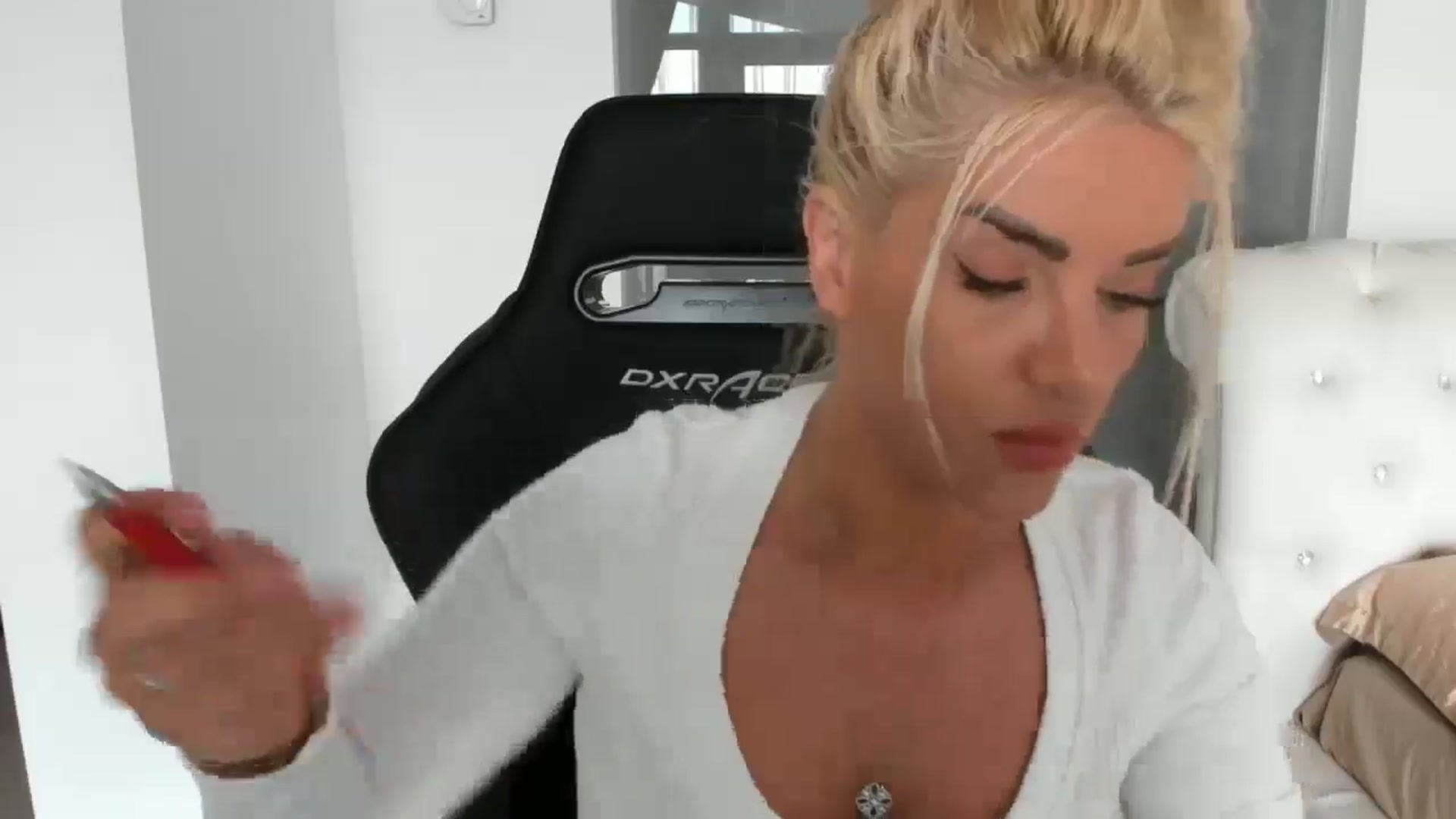 Gallery image thumbnail from Allesia_'s myfreecams stream on, 04/11/2025, 10:17 image 8 of 20
