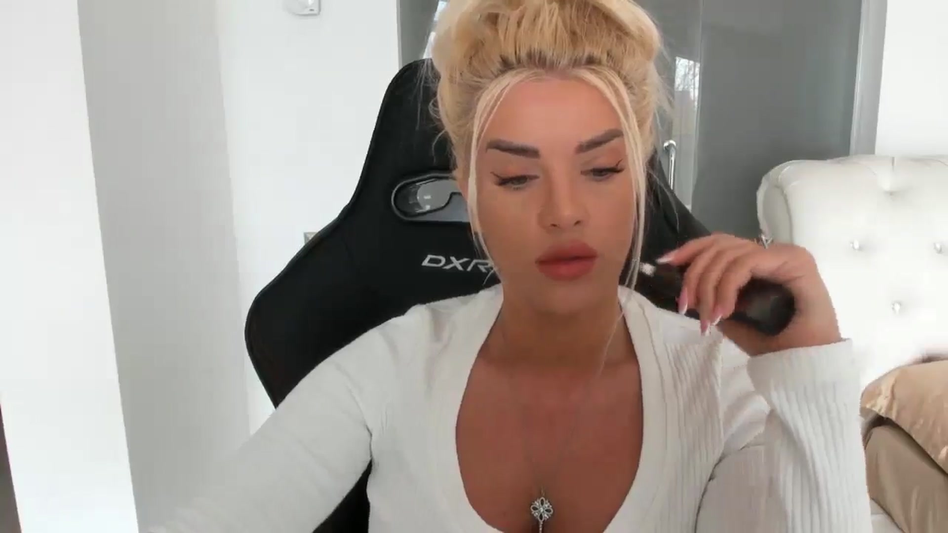 Gallery image thumbnail from Allesia_'s myfreecams stream on, 04/11/2025, 10:17 image 18 of 20