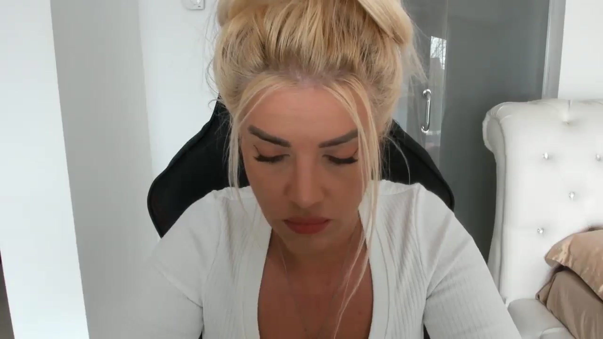 Gallery image thumbnail from Allesia_'s myfreecams stream on, 04/11/2025, 10:17 image 15 of 20
