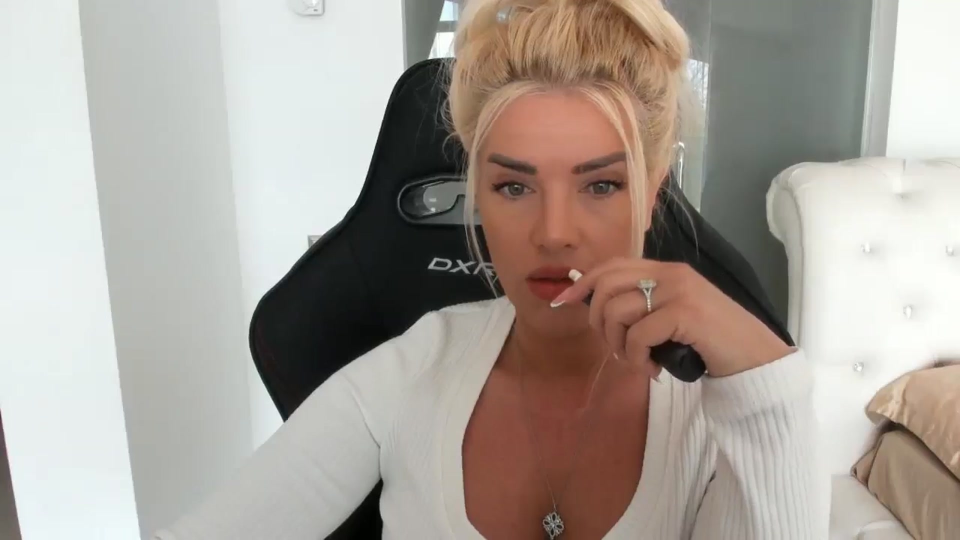 Gallery image thumbnail from Allesia_'s myfreecams stream on, 04/11/2025, 10:17 image 20 of 20