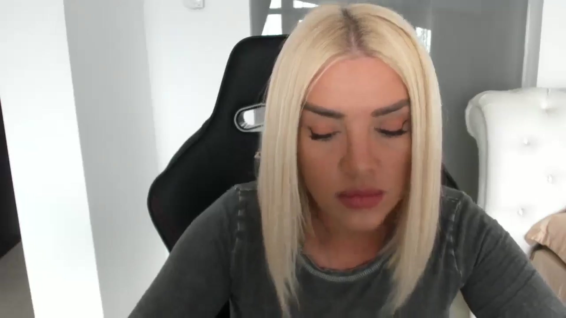 Gallery image thumbnail from Allesia_'s myfreecams stream on, 04/14/2025, 10:49 image 3 of 20