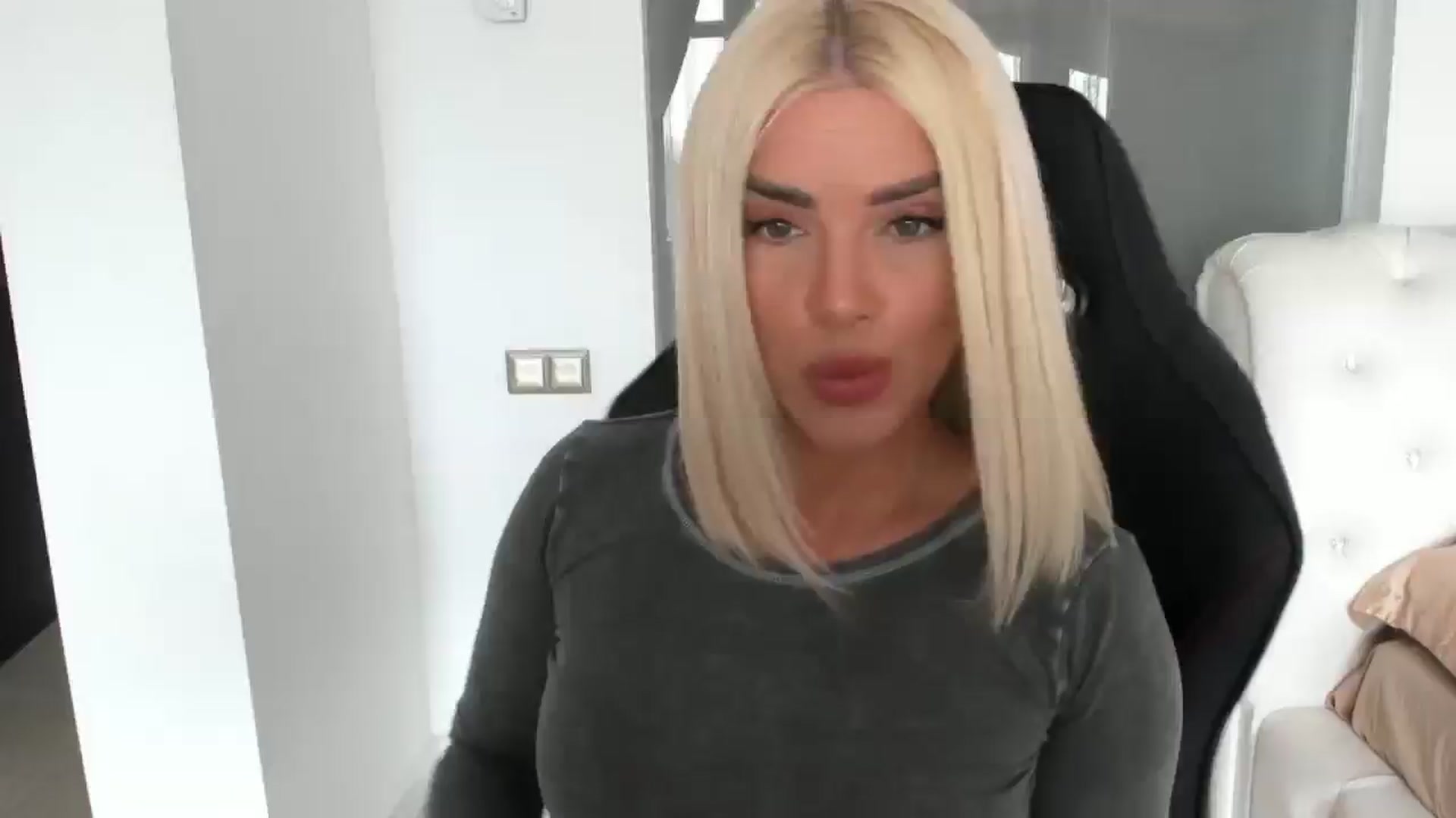 Gallery image thumbnail from Allesia_'s myfreecams stream on, 04/14/2025, 10:49 image 1 of 20