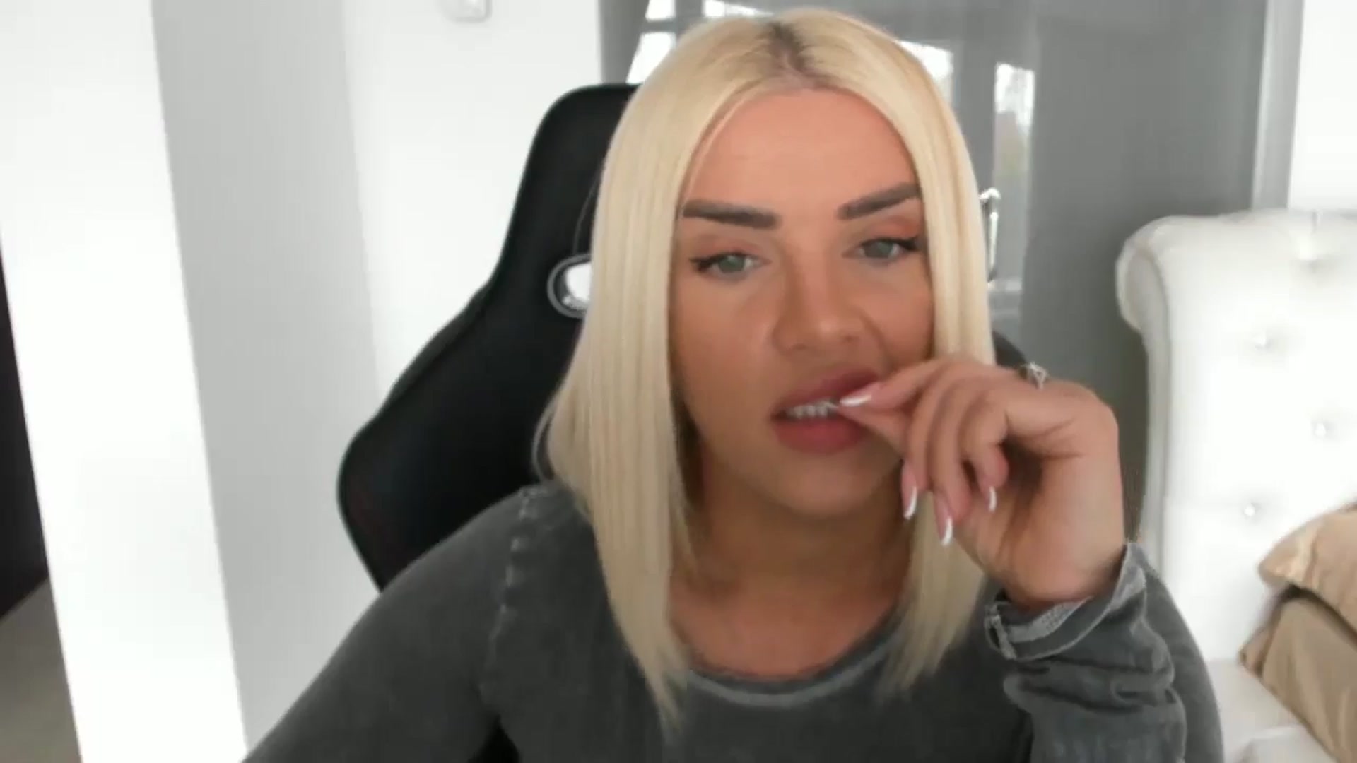 Gallery image thumbnail from Allesia_'s myfreecams stream on, 04/14/2025, 10:49 image 6 of 20