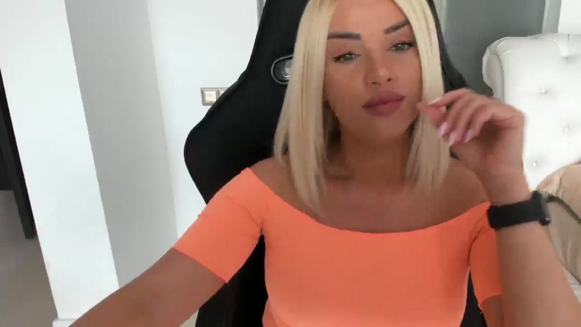 Gallery image thumbnail from Allesia_'s myfreecams stream on, 04/16/2025, 10:39 image 3 of 20