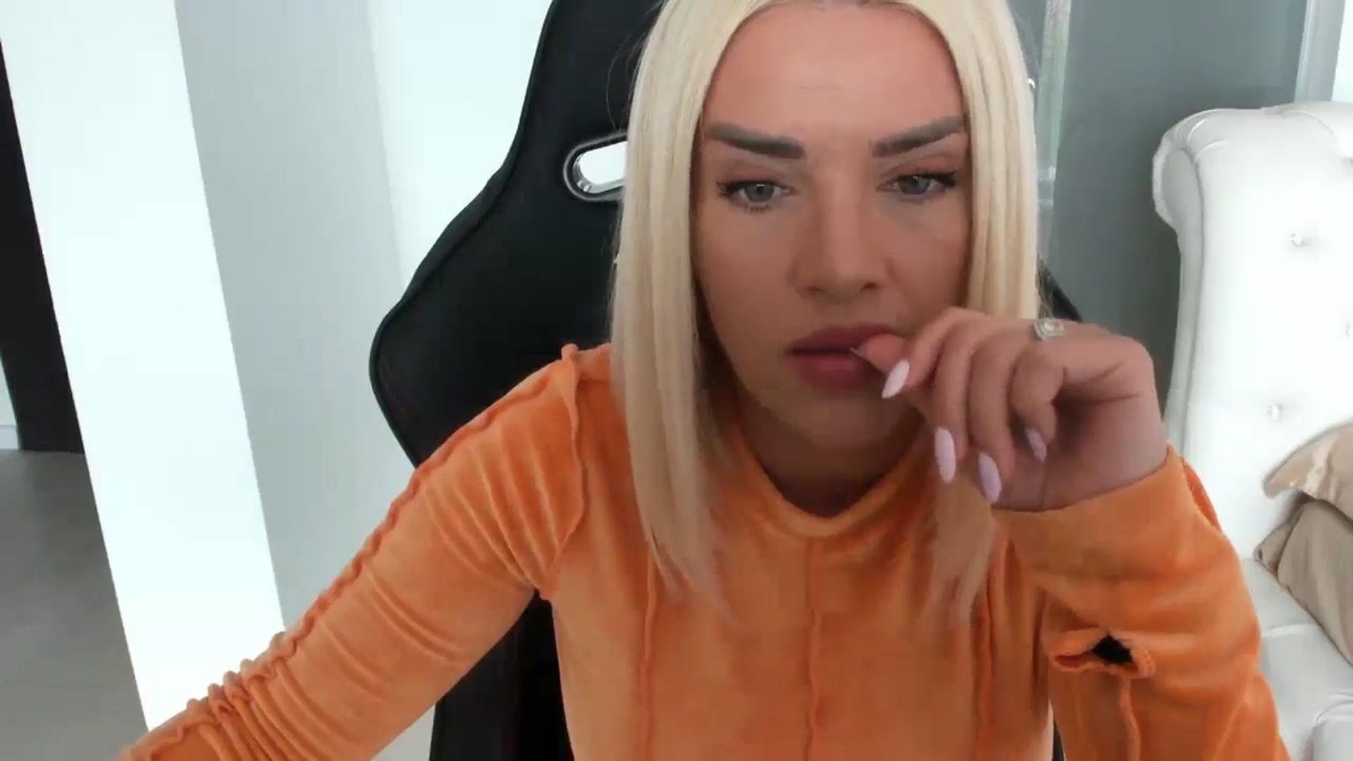 Gallery image thumbnail from Allesia_'s myfreecams stream on, 04/18/2025, 10:54 image 10 of 20