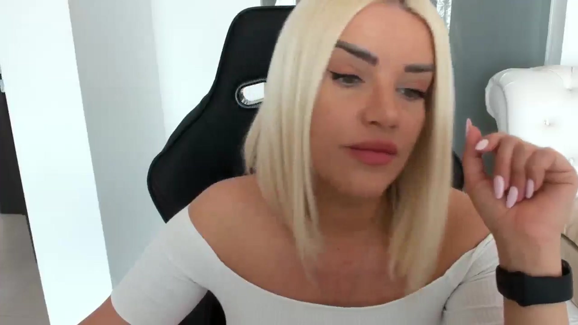 Gallery image thumbnail from Allesia_'s myfreecams stream on, 04/20/2025, 09:01 image 8 of 20