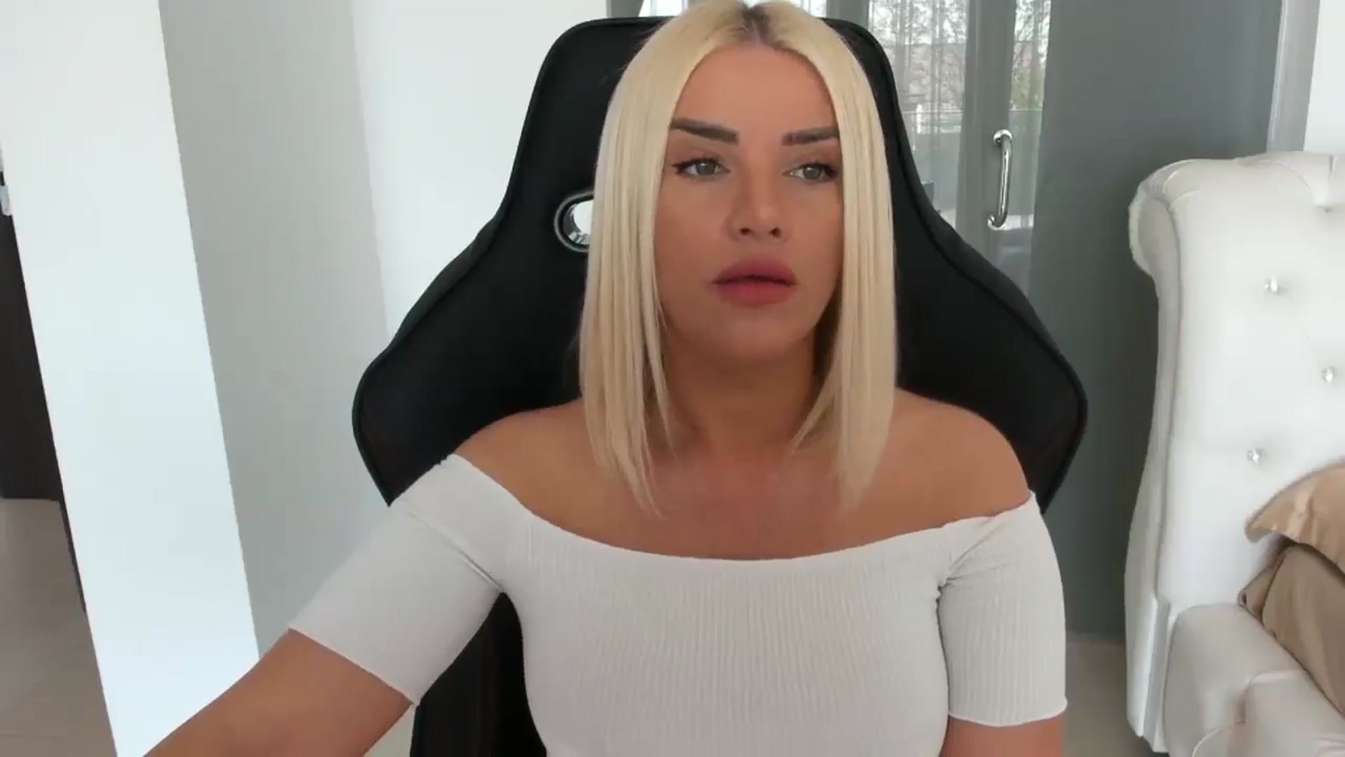 Gallery image thumbnail from Allesia_'s myfreecams stream on, 04/20/2025, 09:01 image 3 of 20