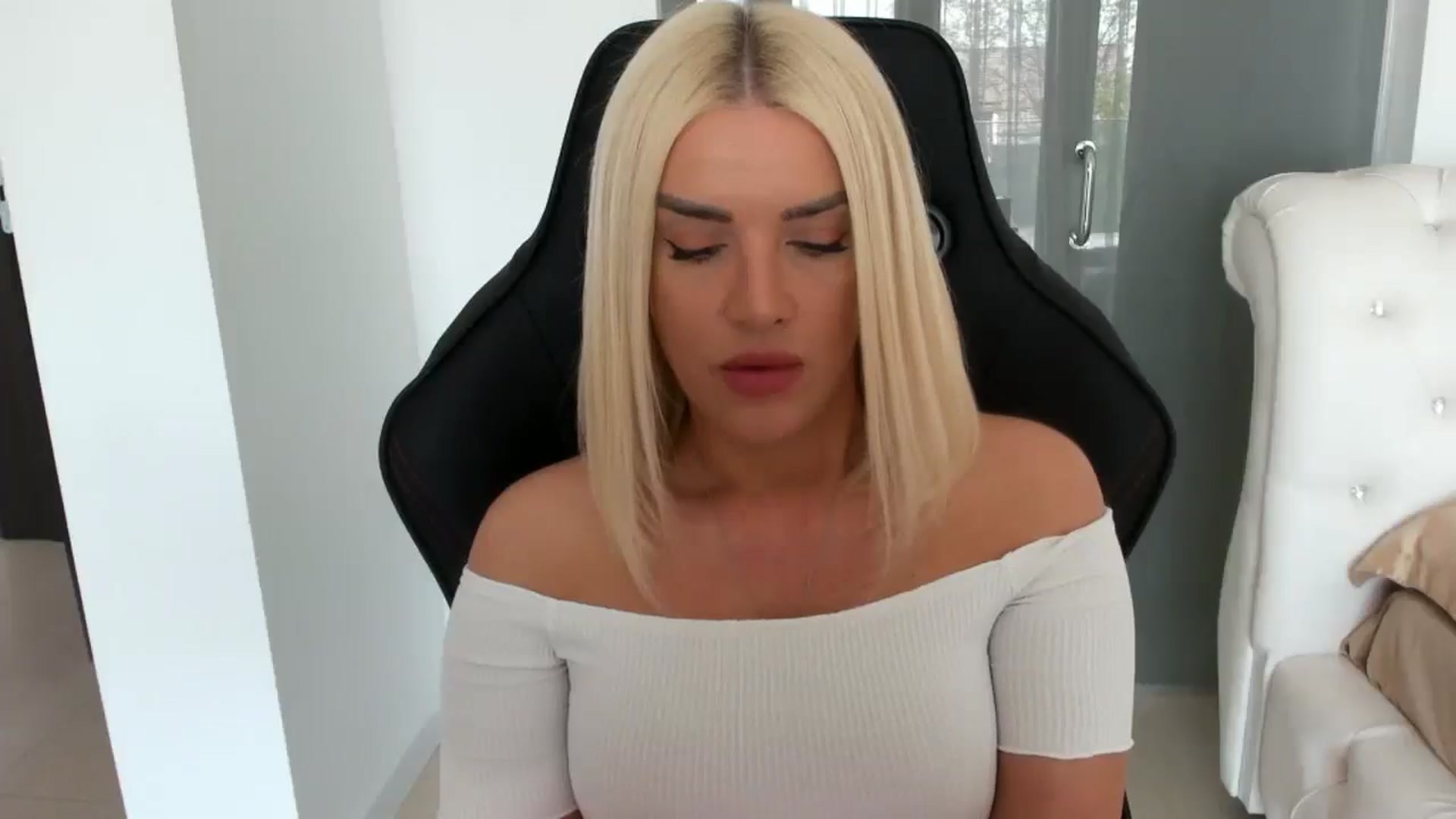 Gallery image thumbnail from Allesia_'s myfreecams stream on, 04/20/2025, 09:01 image 4 of 20