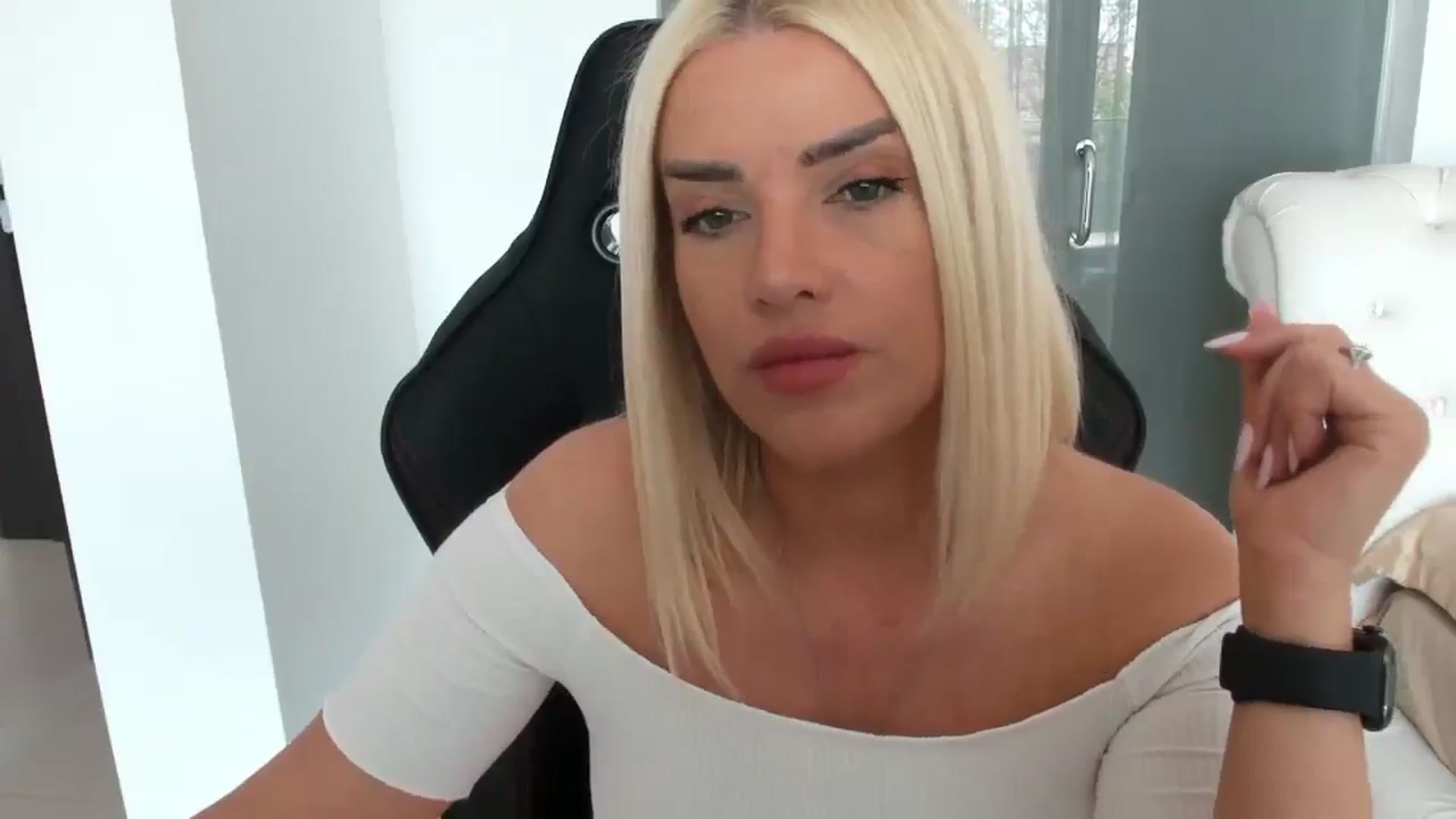 Gallery image thumbnail from Allesia_'s myfreecams stream on, 04/20/2025, 09:01 image 15 of 20