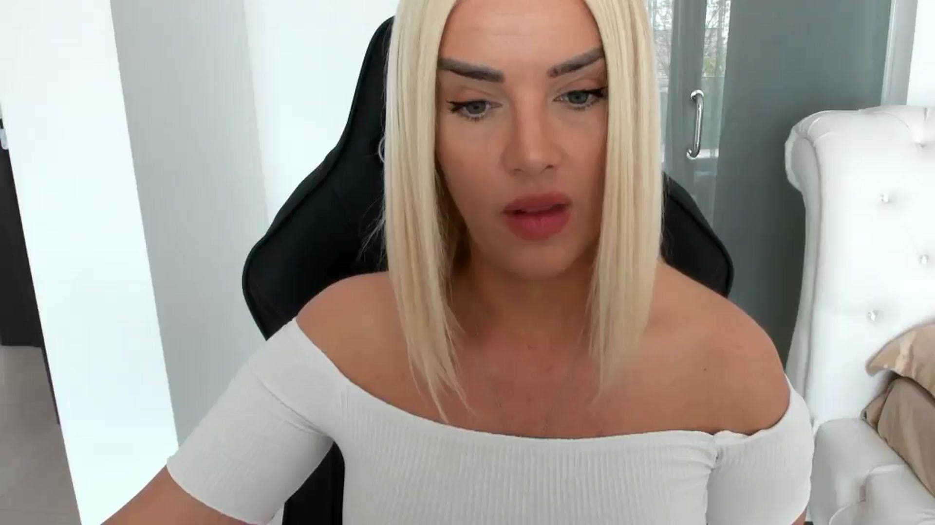 Gallery image thumbnail from Allesia_'s myfreecams stream on, 04/20/2025, 09:01 image 20 of 20