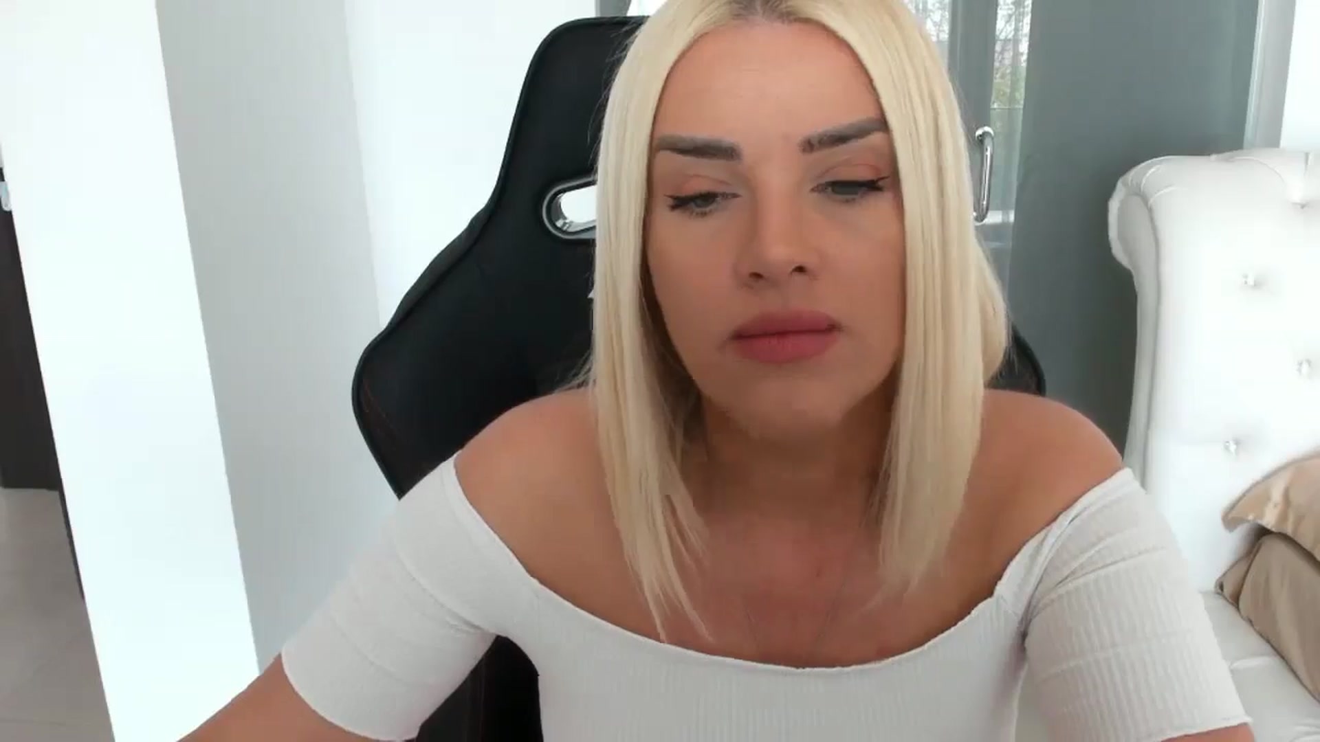 Gallery image thumbnail from Allesia_'s myfreecams stream on, 04/20/2025, 09:01 image 14 of 20