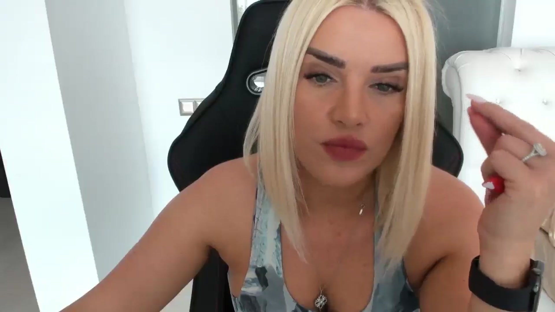 Gallery image thumbnail from Allesia_'s myfreecams stream on, 04/25/2025, 09:25 image 4 of 20