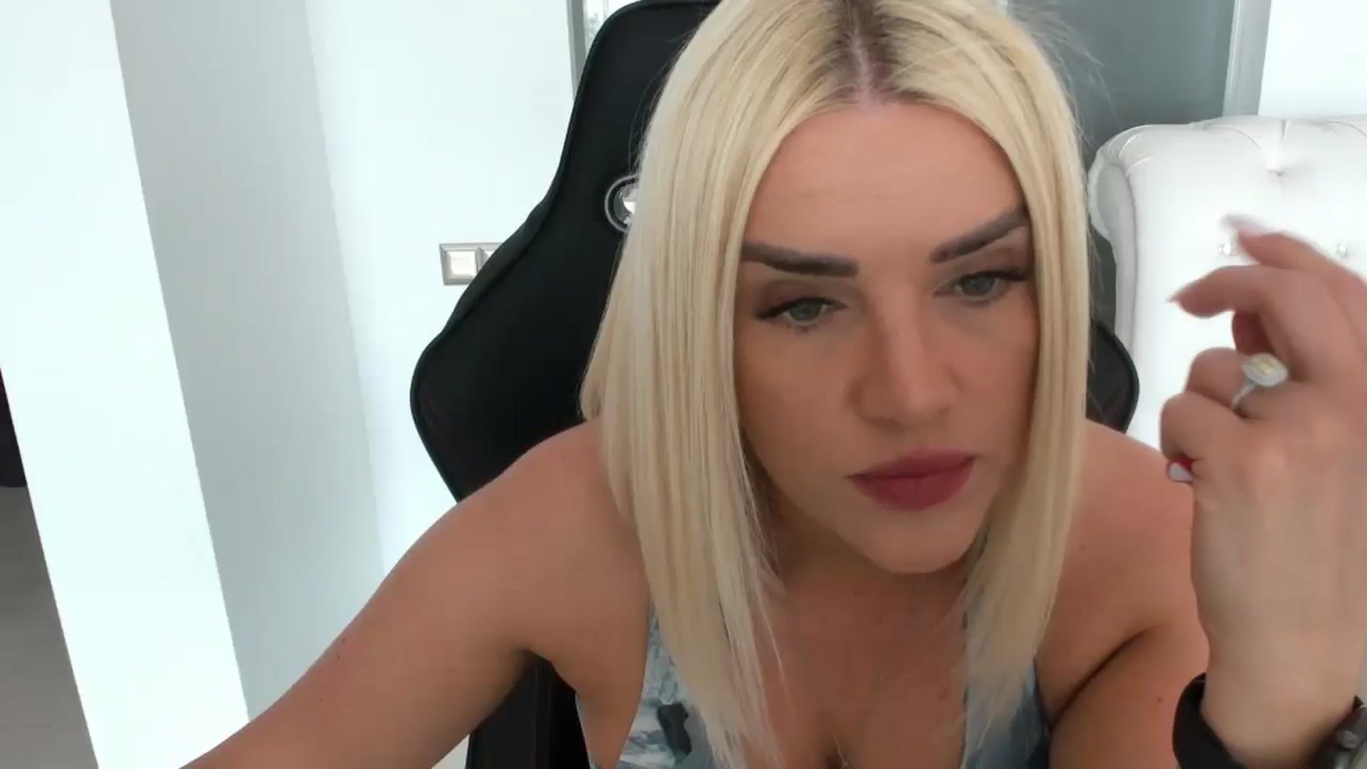 Gallery image thumbnail from Allesia_'s myfreecams stream on, 04/25/2025, 09:25 image 5 of 20