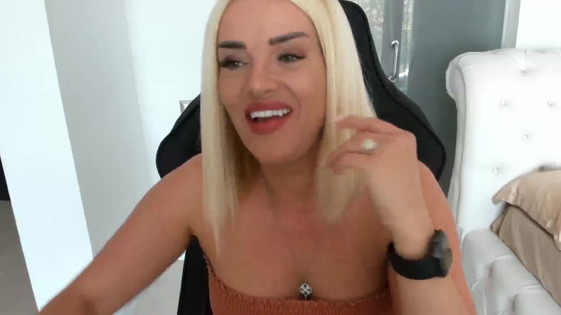 Gallery image thumbnail from Allesia_'s myfreecams stream on, 04/28/2025, 11:13 image 10 of 20