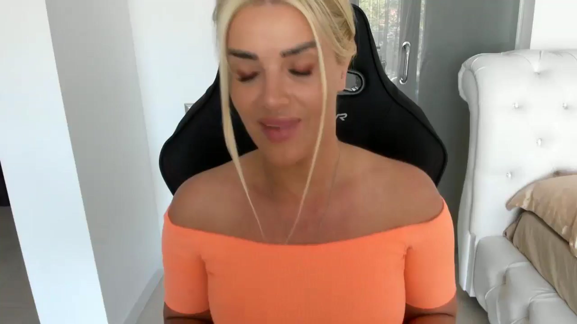 Gallery image thumbnail from Allesia_'s myfreecams stream on, 04/29/2025, 11:42 image 18 of 20