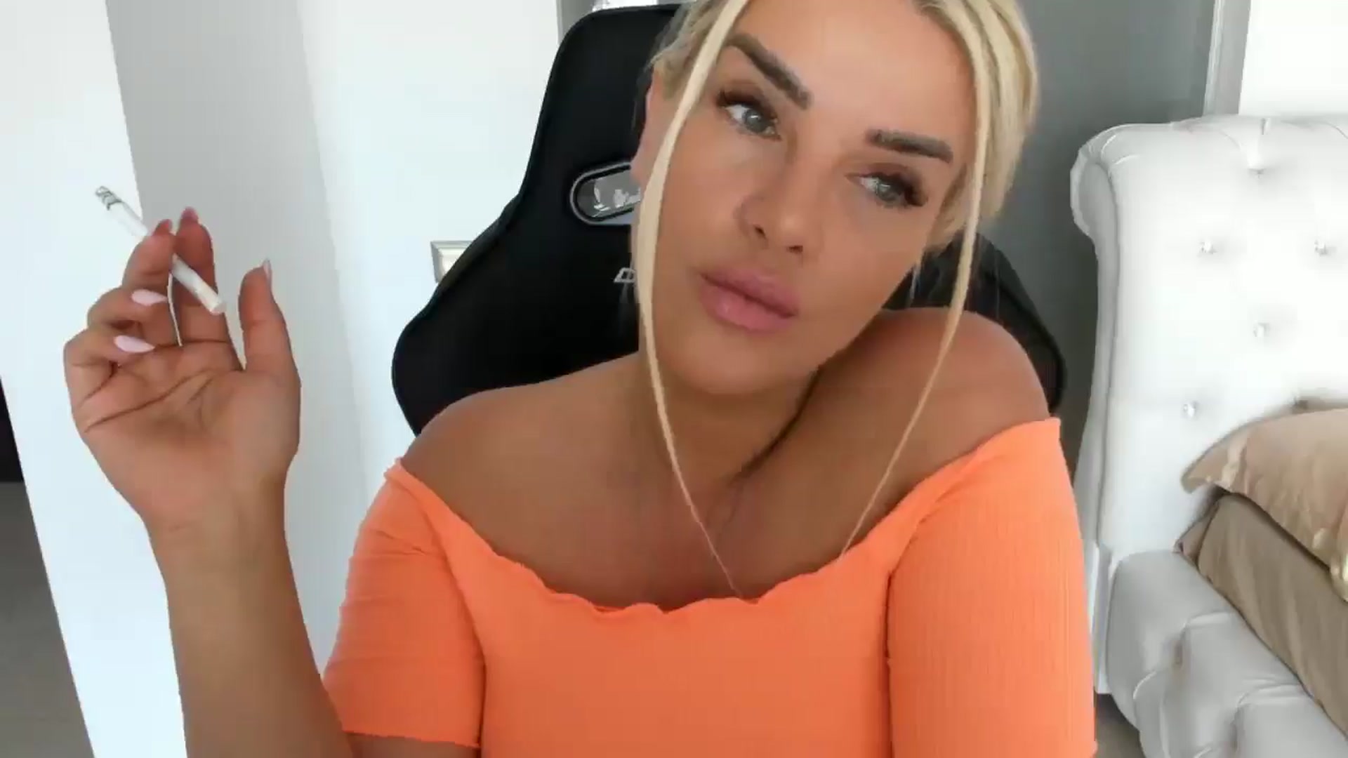 Gallery image thumbnail from Allesia_'s myfreecams stream on, 04/29/2025, 11:42 image 16 of 20