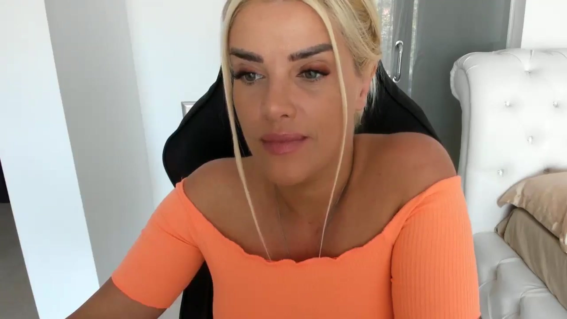 Gallery image thumbnail from Allesia_'s myfreecams stream on, 04/29/2025, 11:42 image 17 of 20