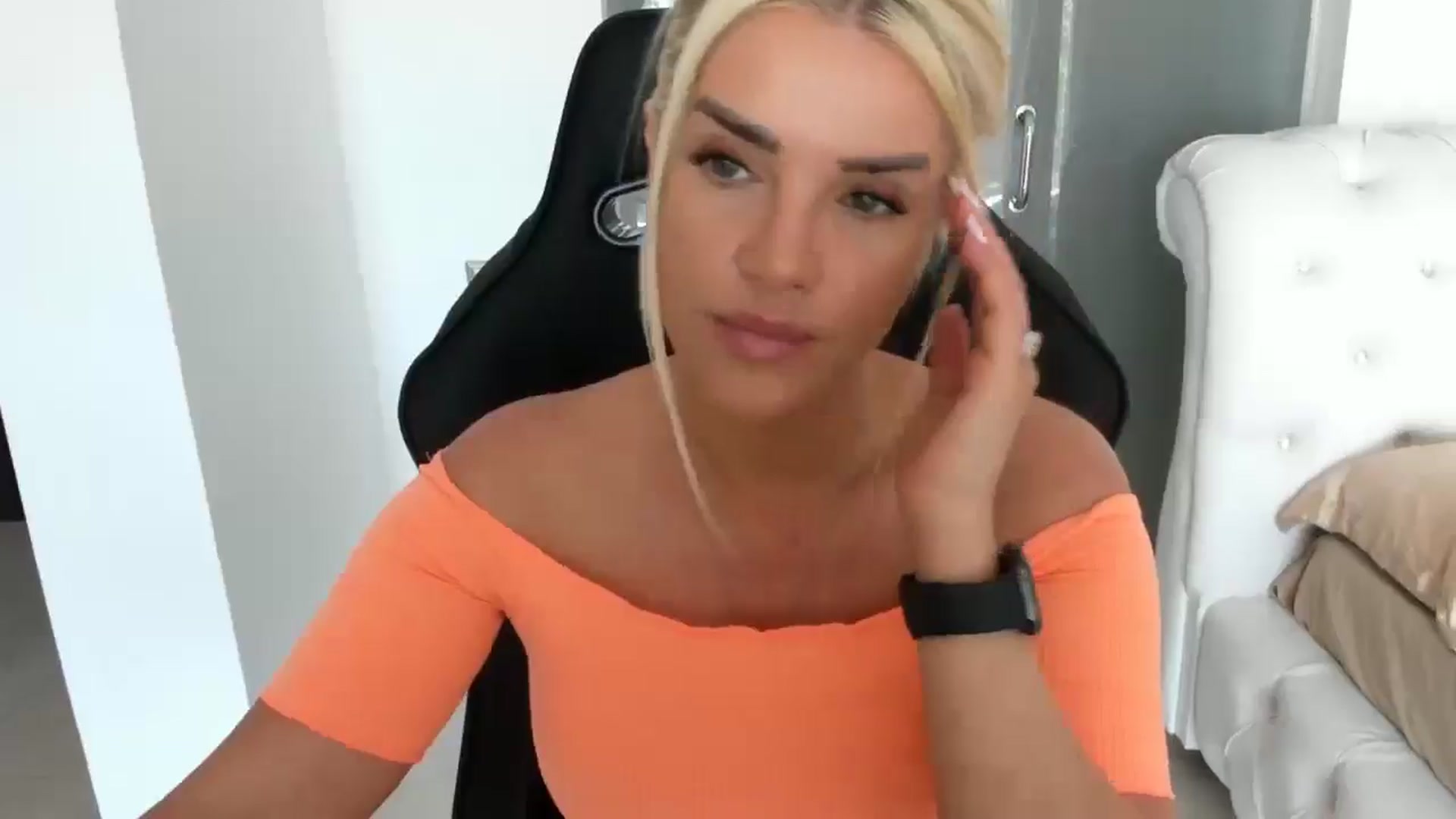 Gallery image thumbnail from Allesia_'s myfreecams stream on, 04/29/2025, 11:42 image 12 of 20