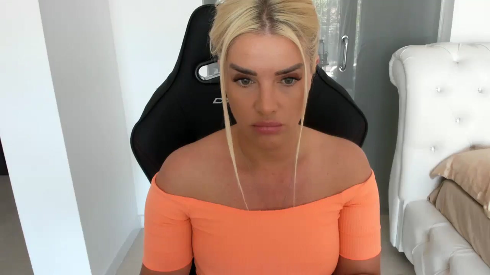 Gallery image thumbnail from Allesia_'s myfreecams stream on, 04/29/2025, 11:42 image 7 of 20