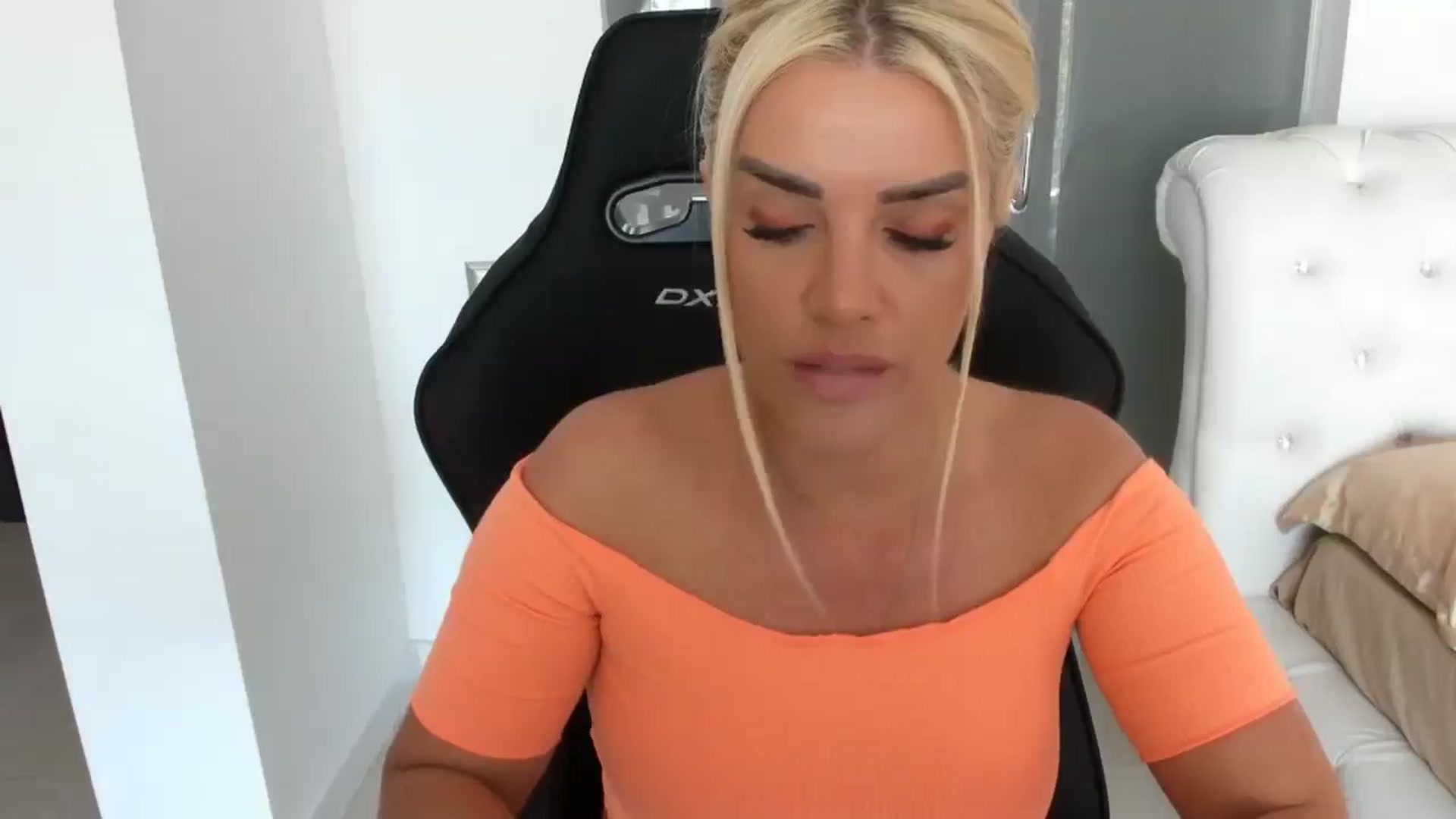 Gallery image thumbnail from Allesia_'s myfreecams stream on, 04/29/2025, 11:42 image 8 of 20