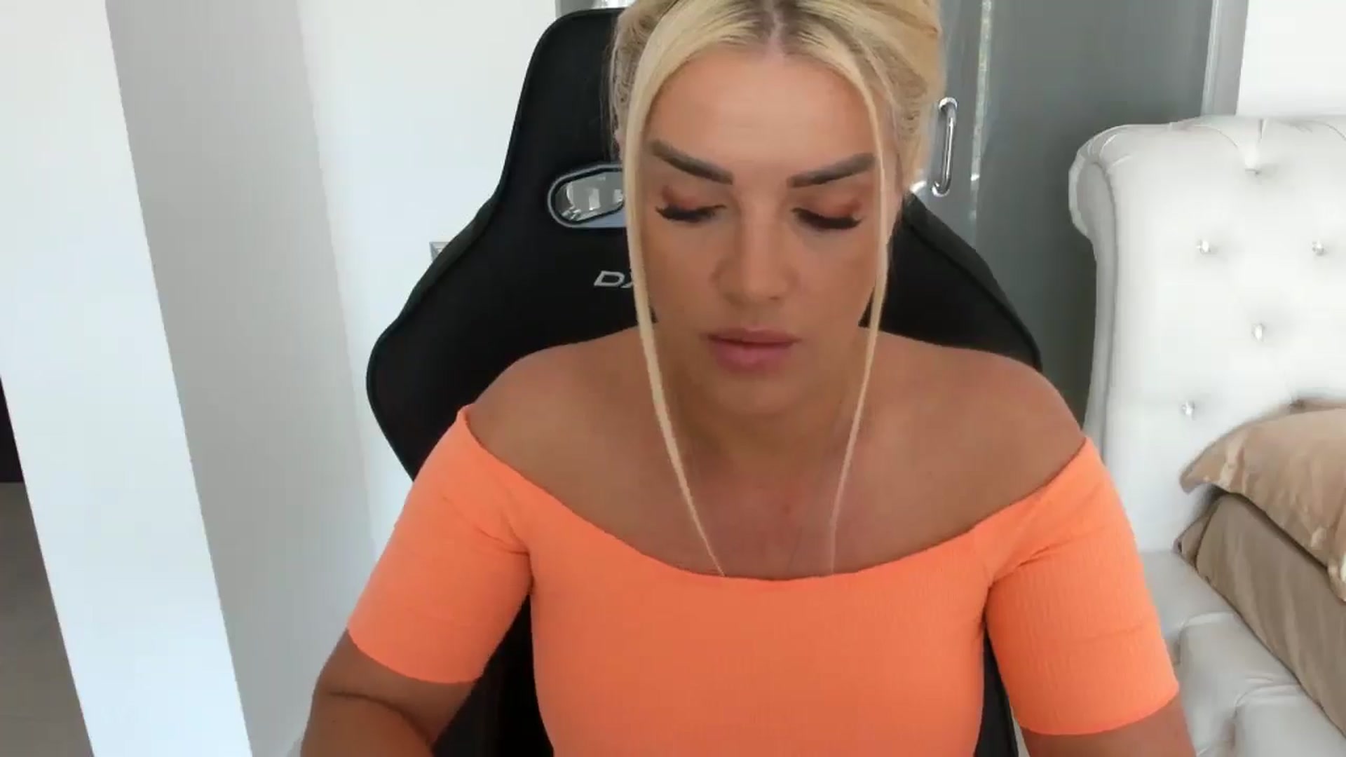 Gallery image thumbnail from Allesia_'s myfreecams stream on, 04/29/2025, 11:42 image 9 of 20