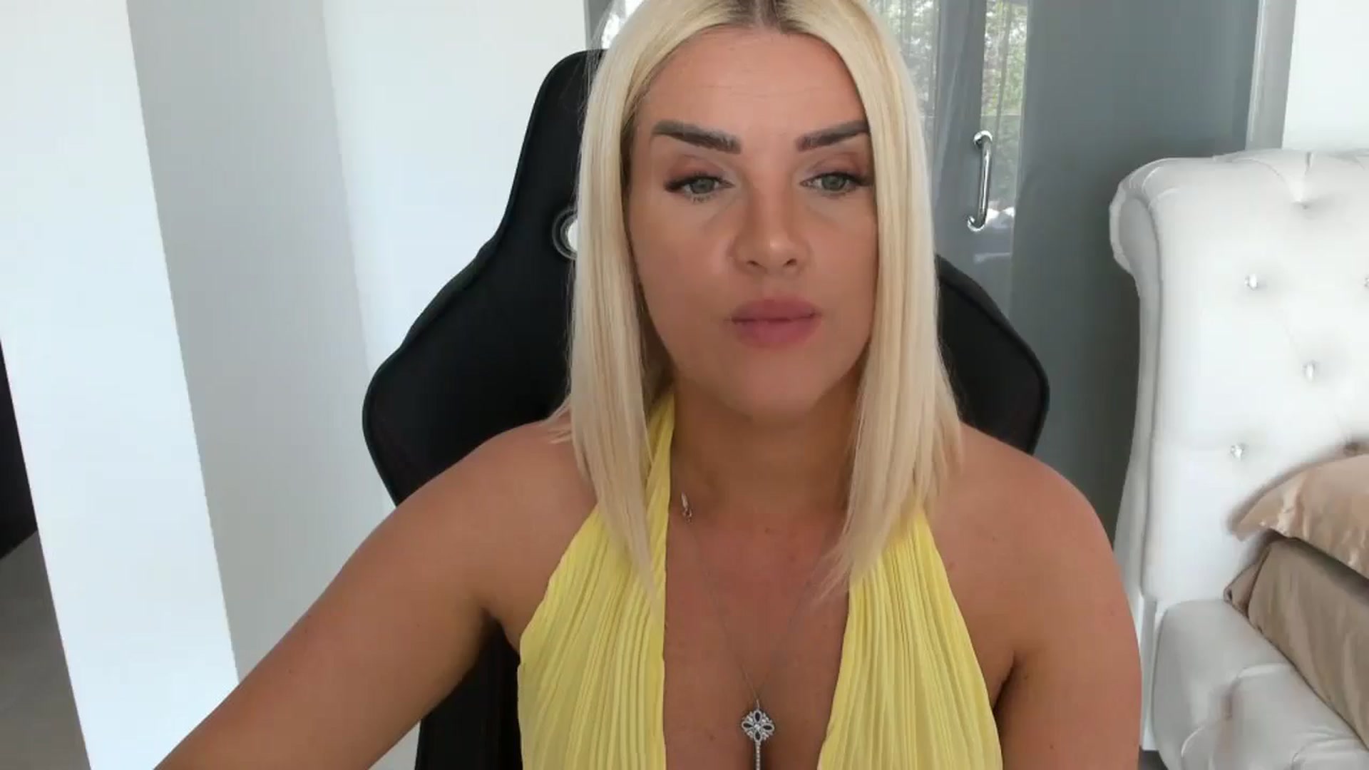 Gallery image thumbnail from Allesia_'s myfreecams stream on, 04/30/2025, 10:57 image 15 of 20