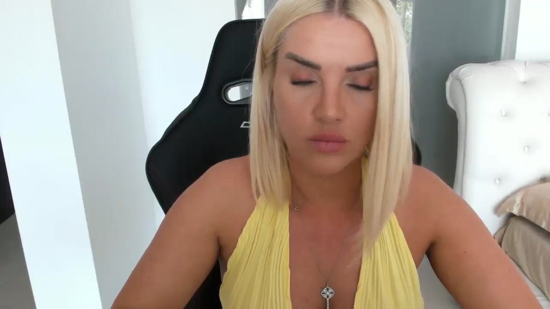 Gallery image thumbnail from Allesia_'s myfreecams stream on, 04/30/2025, 10:57 image 5 of 20