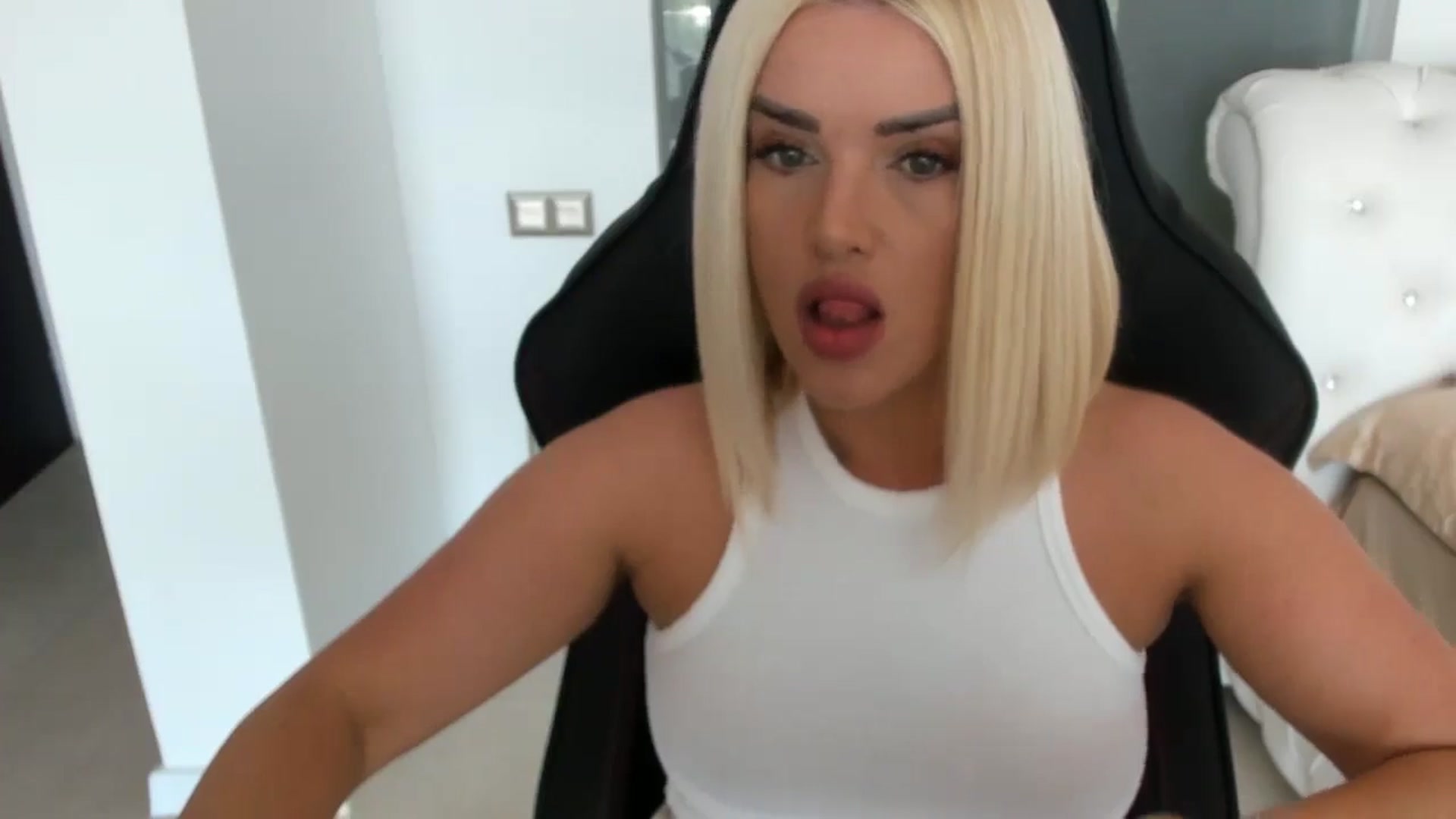 Gallery image thumbnail from Allesia_'s myfreecams stream on, 05/03/2025, 10:47 image 2 of 20