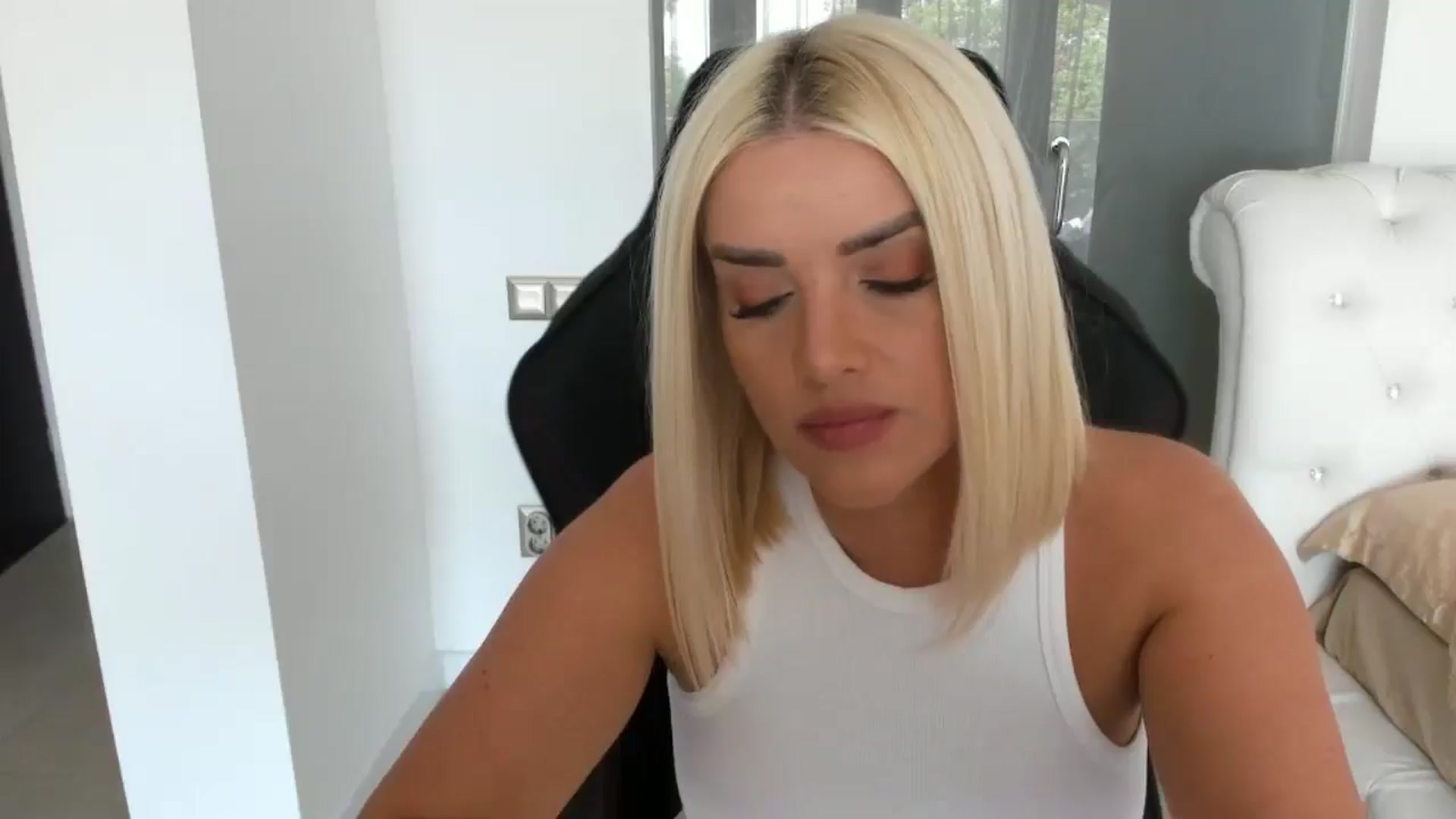 Gallery image thumbnail from Allesia_'s myfreecams stream on, 05/03/2025, 10:47 image 19 of 20
