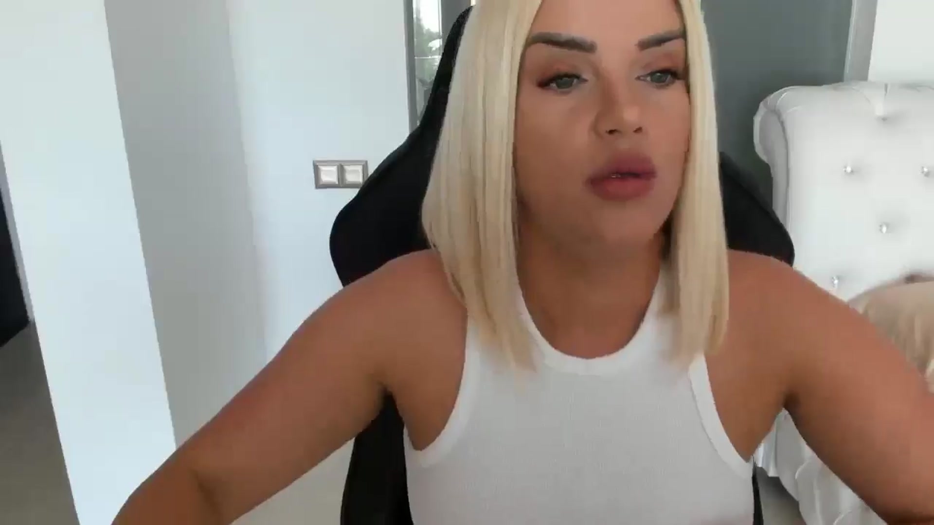 Gallery image thumbnail from Allesia_'s myfreecams stream on, 05/03/2025, 10:47 image 14 of 20