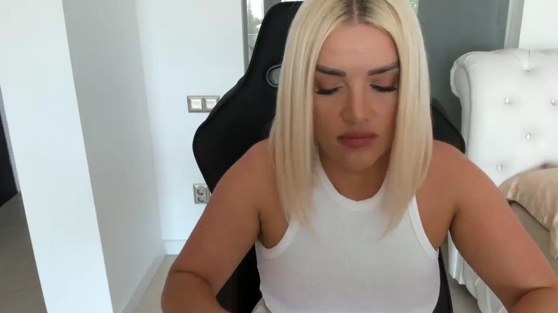 Gallery image thumbnail from Allesia_'s myfreecams stream on, 05/03/2025, 10:47 image 10 of 20
