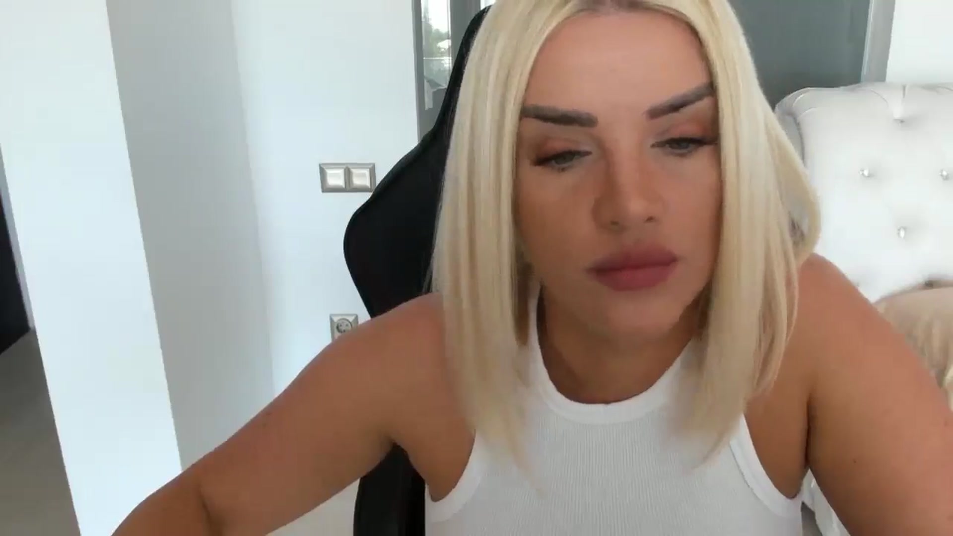 Gallery image thumbnail from Allesia_'s myfreecams stream on, 05/03/2025, 10:47 image 8 of 20