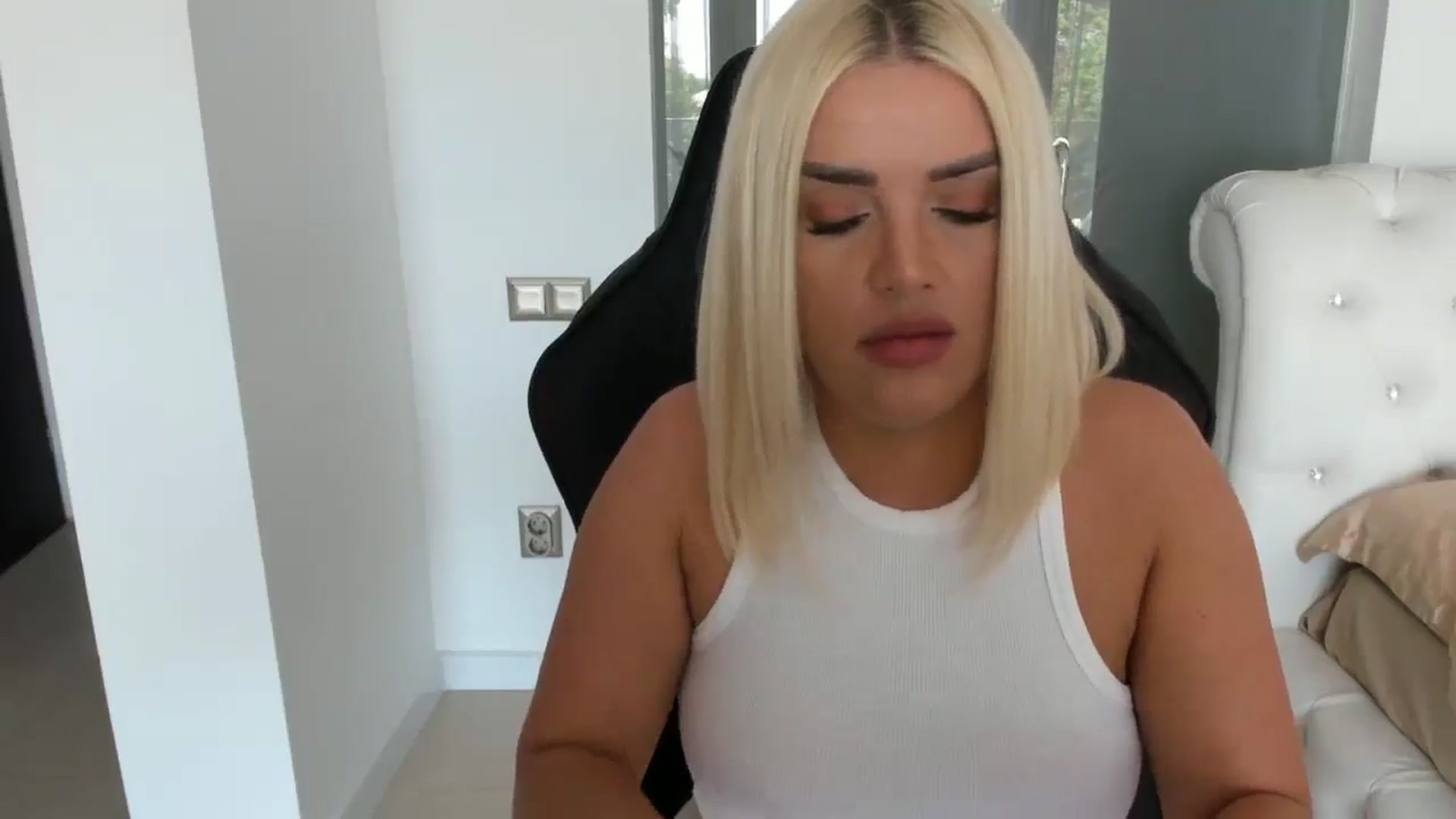 Gallery image thumbnail from Allesia_'s myfreecams stream on, 05/03/2025, 10:47 image 20 of 20
