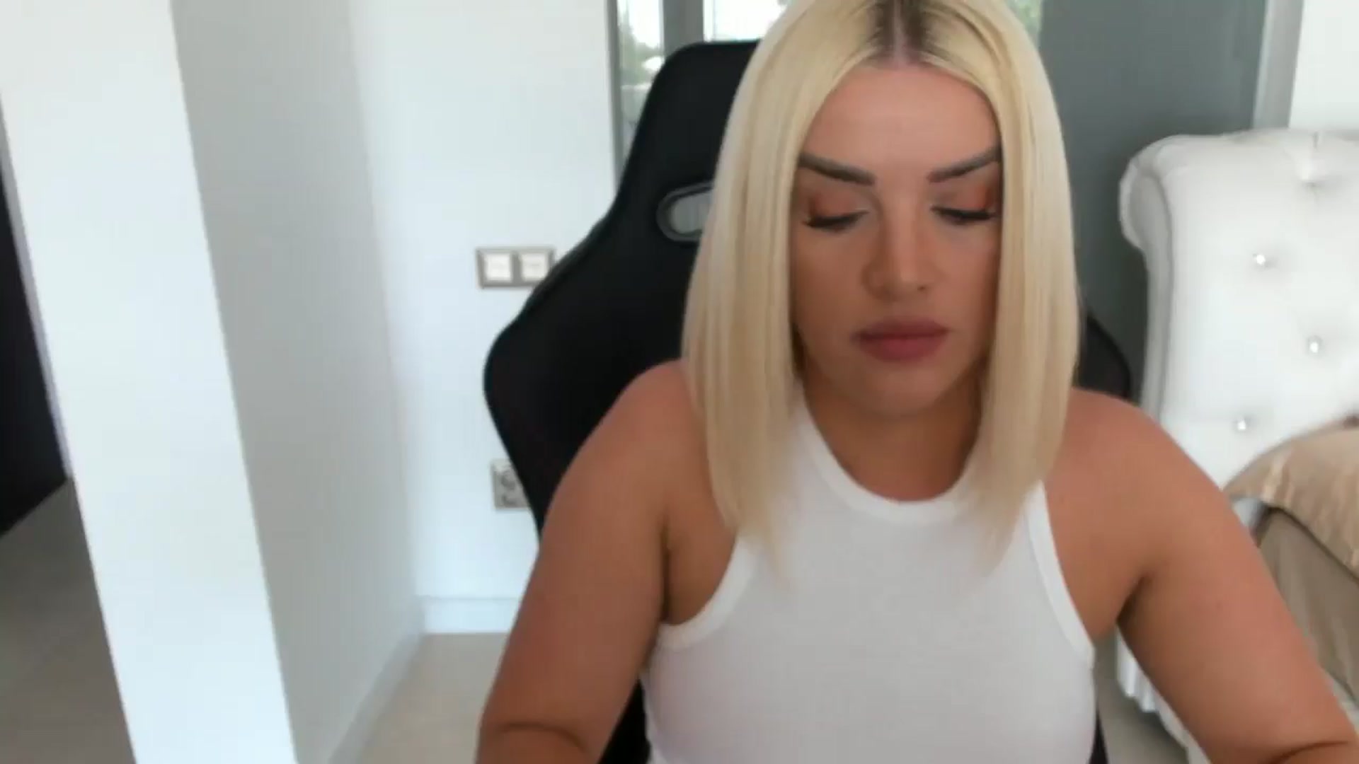 Gallery image thumbnail from Allesia_'s myfreecams stream on, 05/03/2025, 10:47 image 1 of 20
