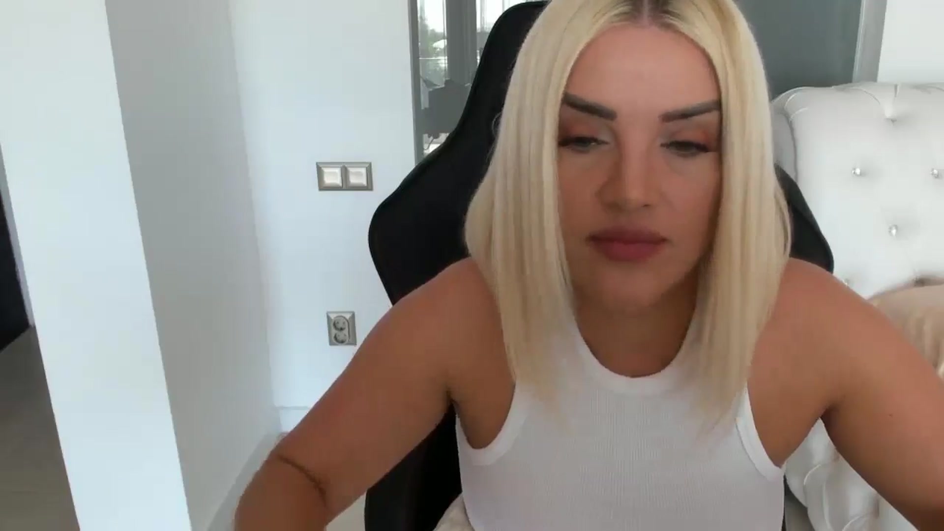 Gallery image thumbnail from Allesia_'s myfreecams stream on, 05/03/2025, 10:47 image 6 of 20