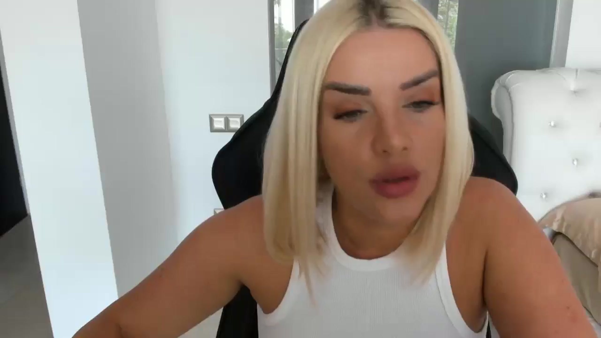 Gallery image thumbnail from Allesia_'s myfreecams stream on, 05/03/2025, 11:08 image 16 of 20